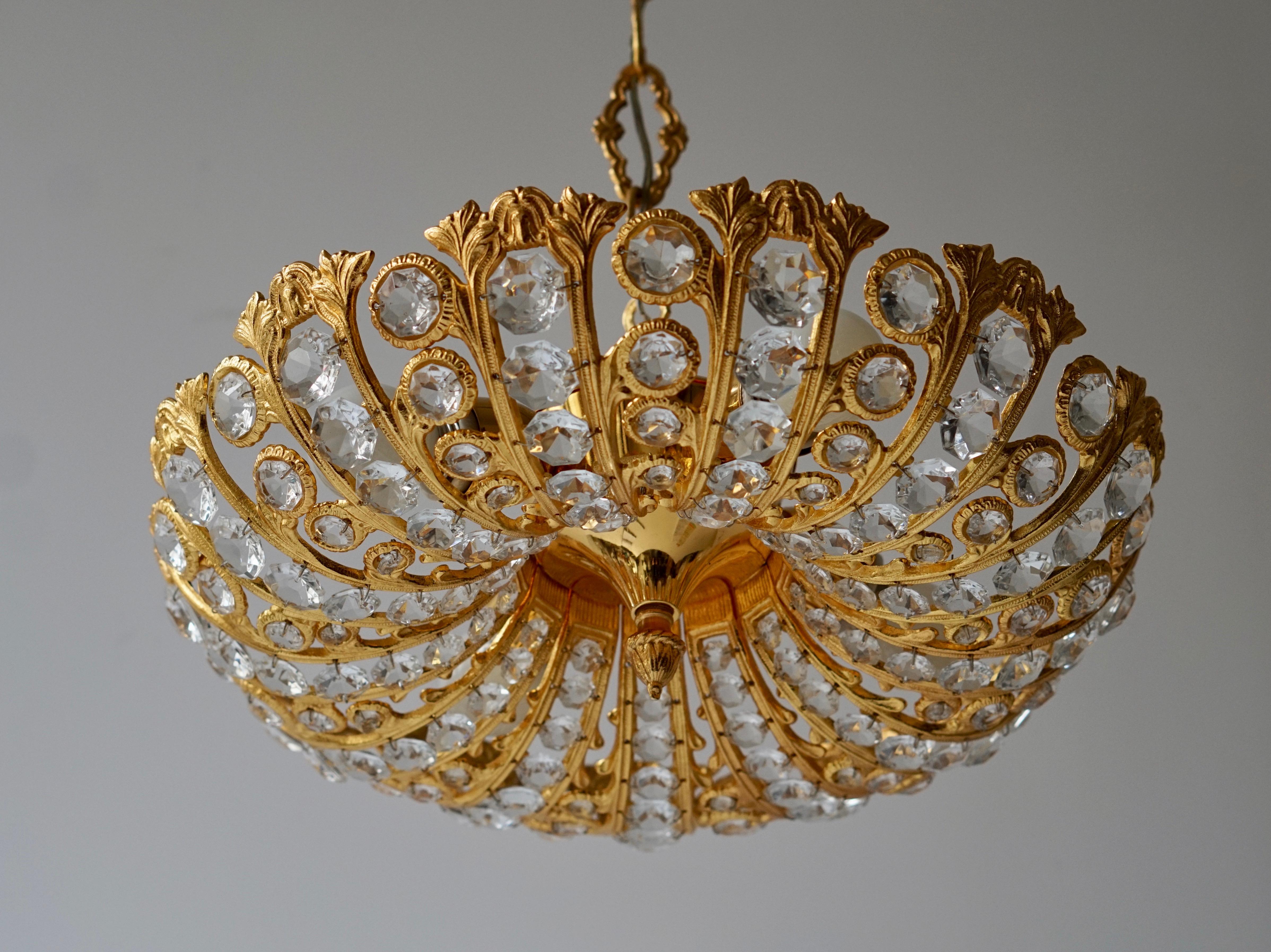 Seltene und großartige Palwa-Lampe, entworfen von Ernest Palm und hergestellt in den 60er Jahren in Barcelona. 
Goldene Struktur, bestehend aus geschliffenen Kristallen in perfektem Erhaltungszustand. Ein seltenes Designobjekt, das Ihr Interieur