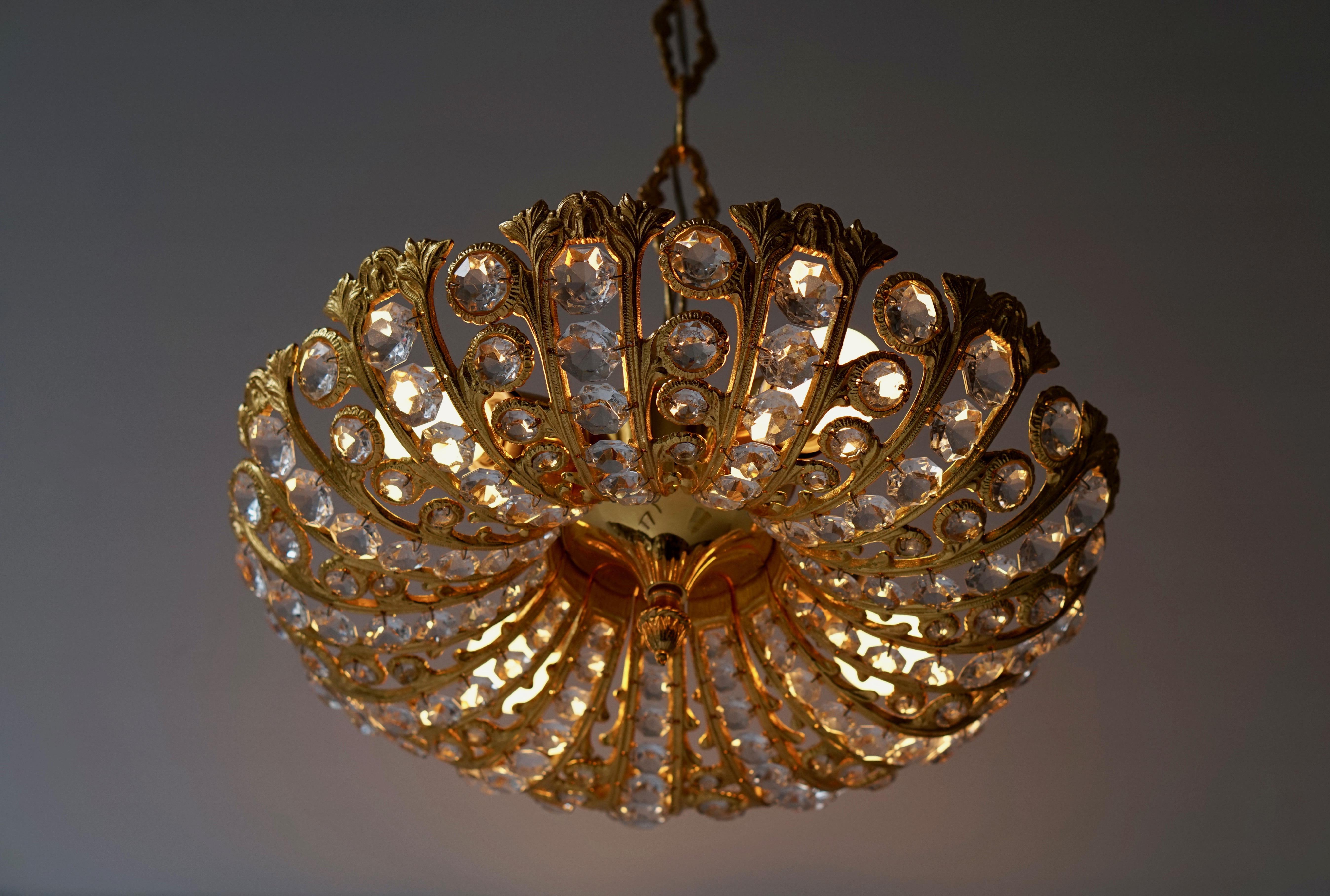 Hollywood Regency Crystal and Gilded Chandelier by Palwa In Good Condition In Antwerp, BE