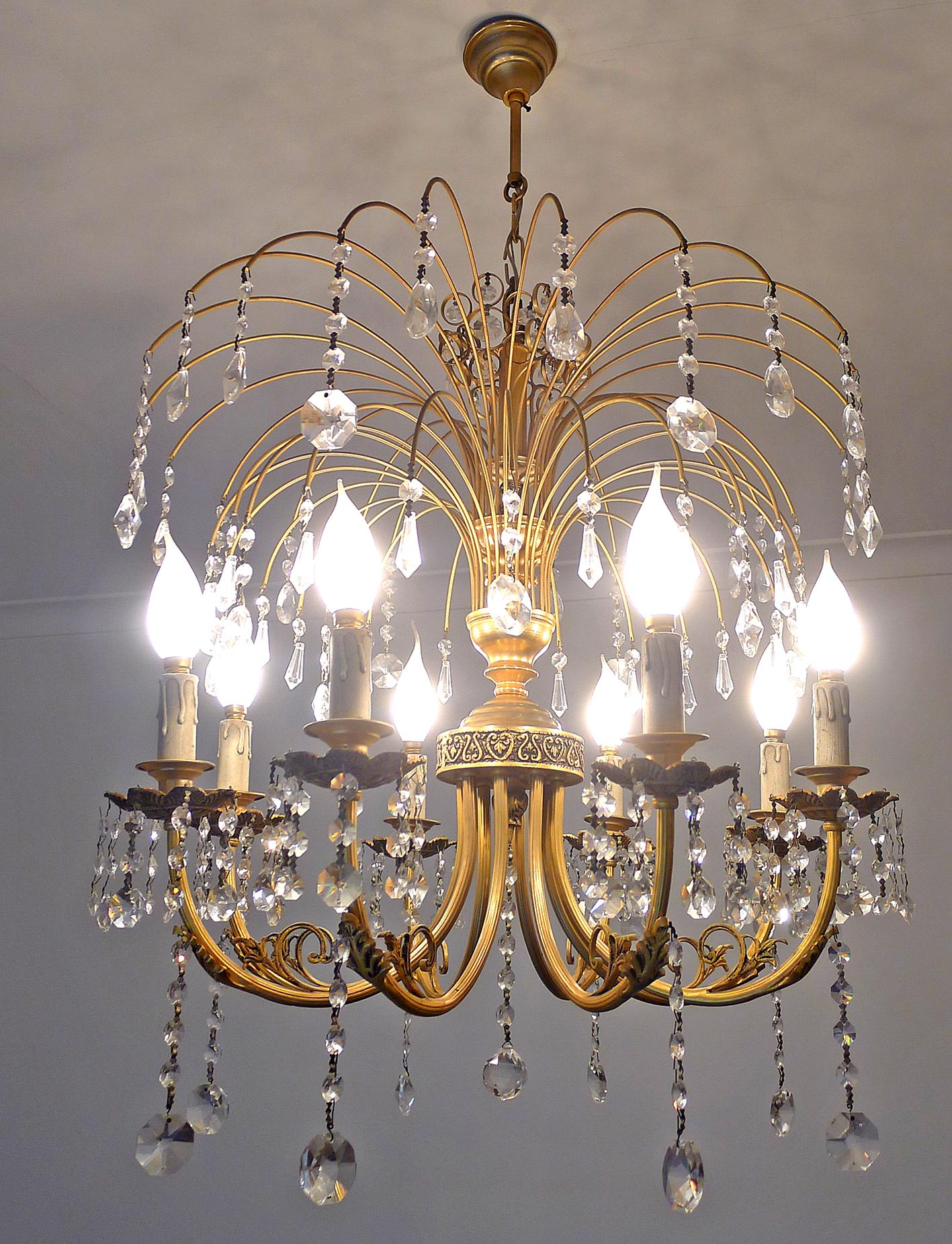Dorato Lampadario a 8 luci Hollywood Regency con cascata di cristallo ornata in ottone dorato in vendita