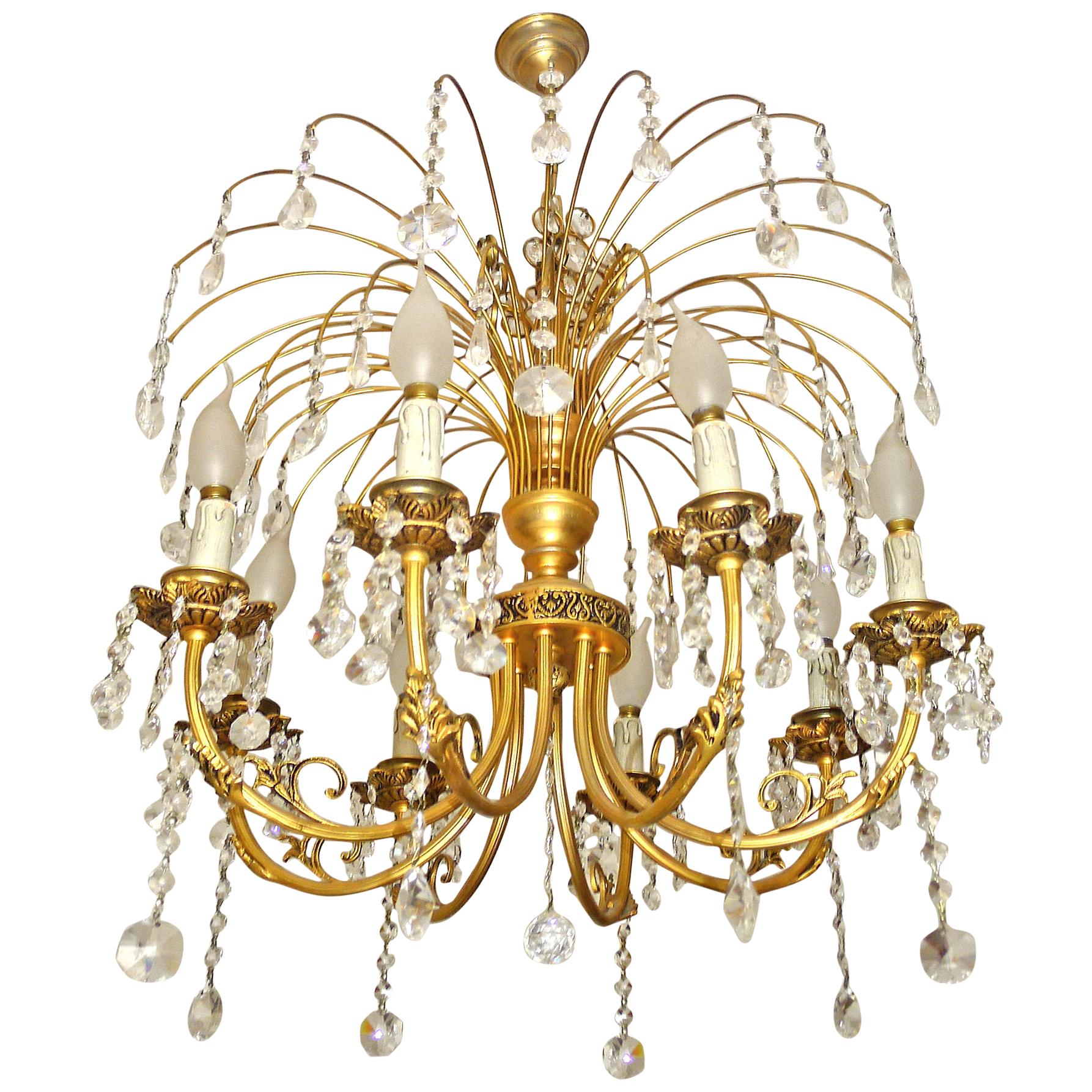 Lampadario a 8 luci Hollywood Regency con cascata di cristallo ornata in ottone dorato