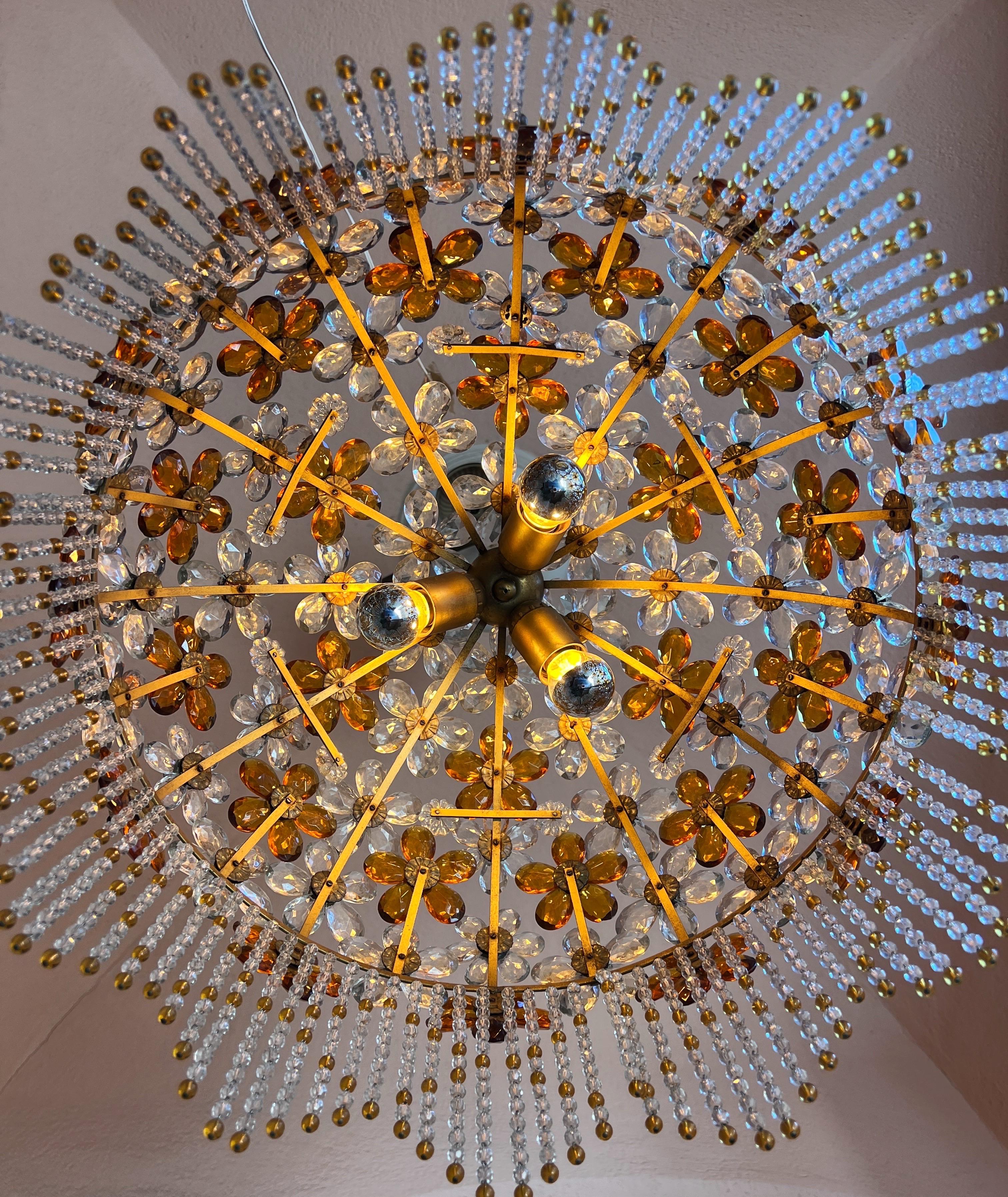 Lampadario Hollywood Regency con fiori di cristallo di Maison Baguès in vendita 2