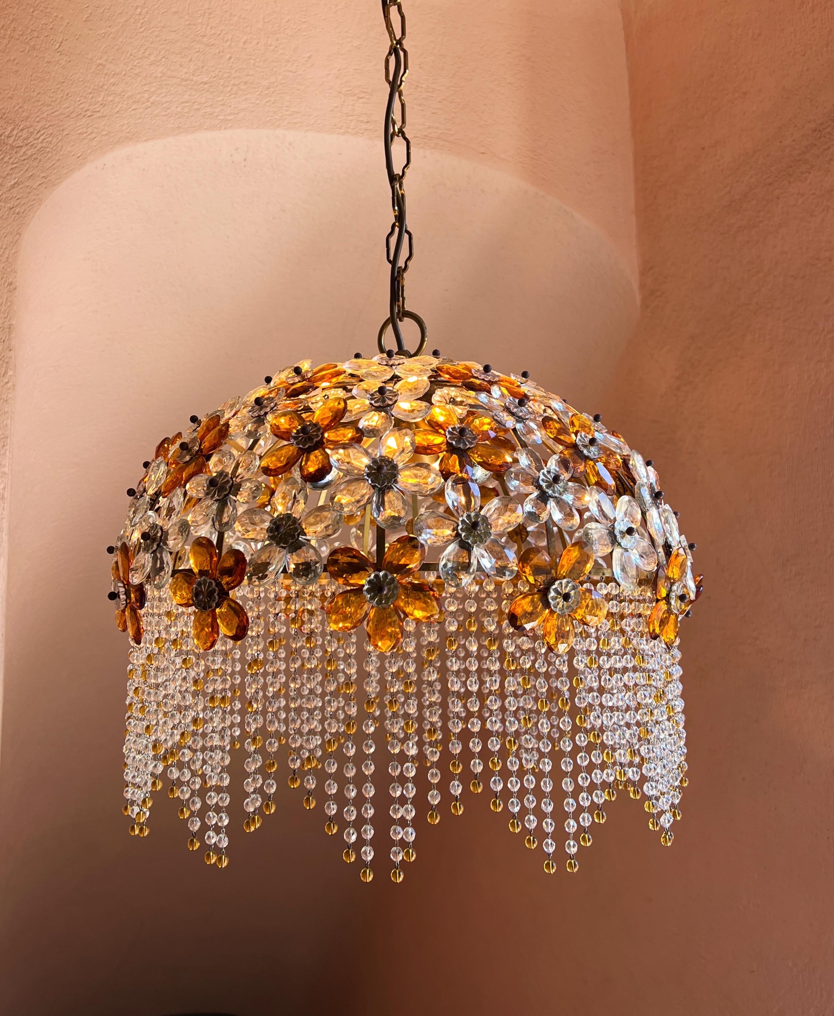 Lampadario Hollywood Regency con fiori di cristallo di Maison Baguès in vendita 3