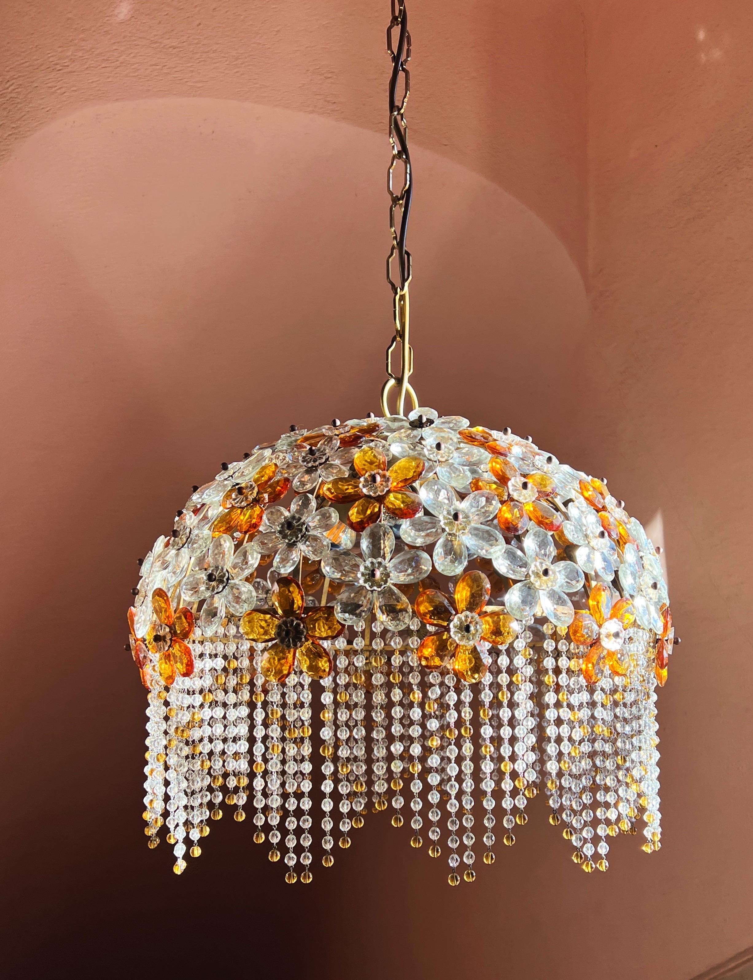 Mid-Century moderno Lampadario Hollywood Regency con fiori di cristallo di Maison Baguès in vendita