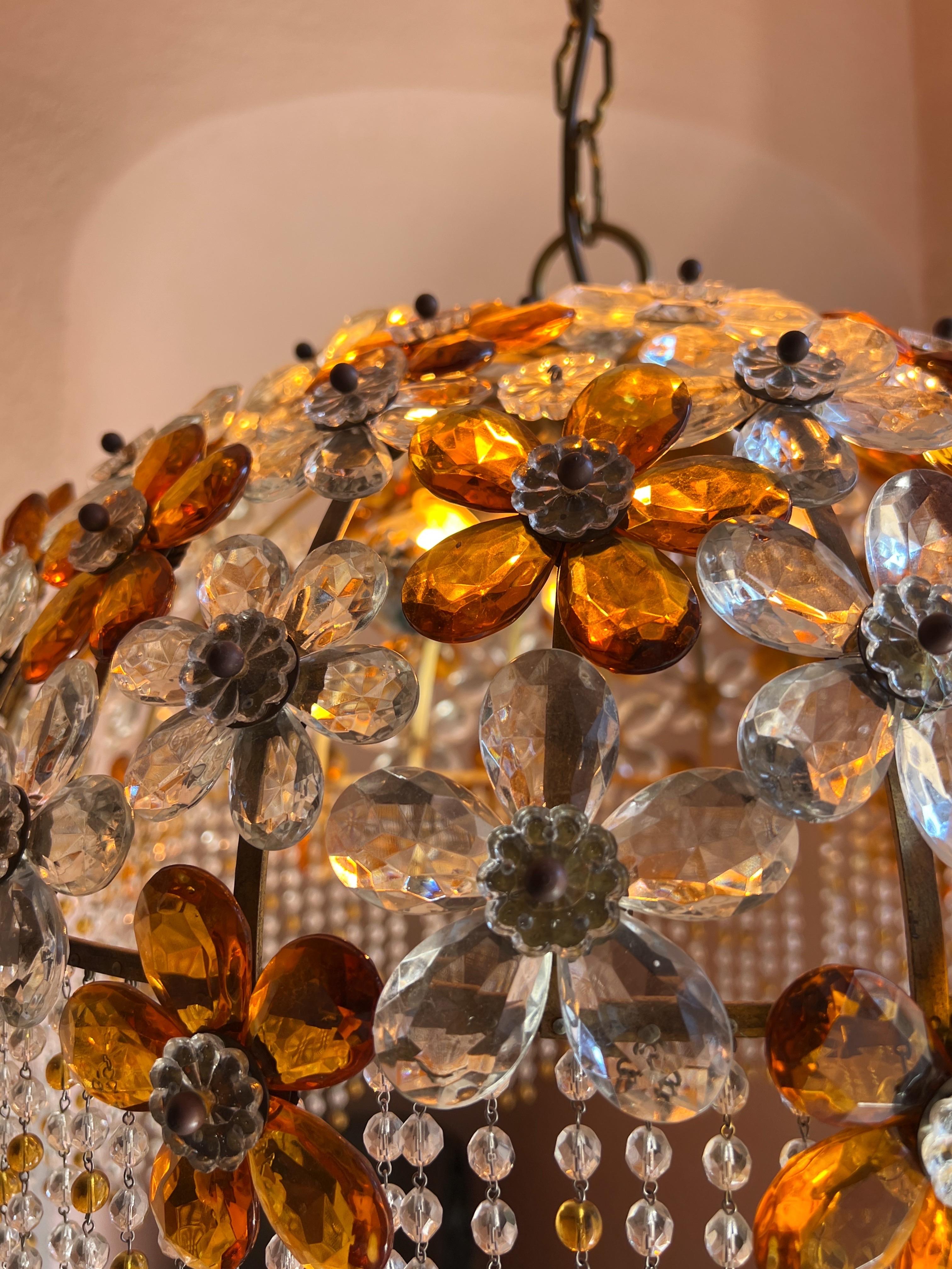 XX secolo Lampadario Hollywood Regency con fiori di cristallo di Maison Baguès in vendita