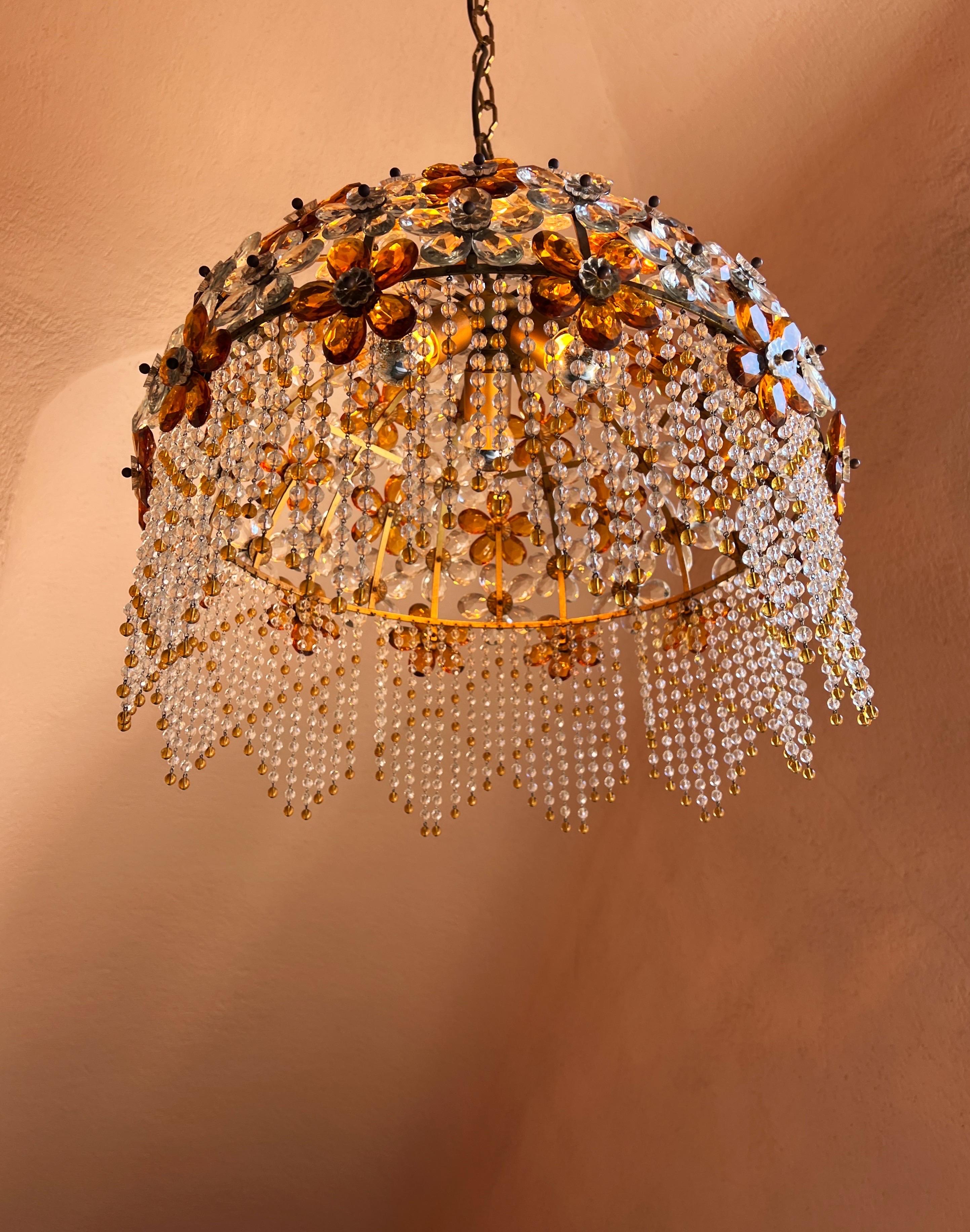 Metallo Lampadario Hollywood Regency con fiori di cristallo di Maison Baguès in vendita