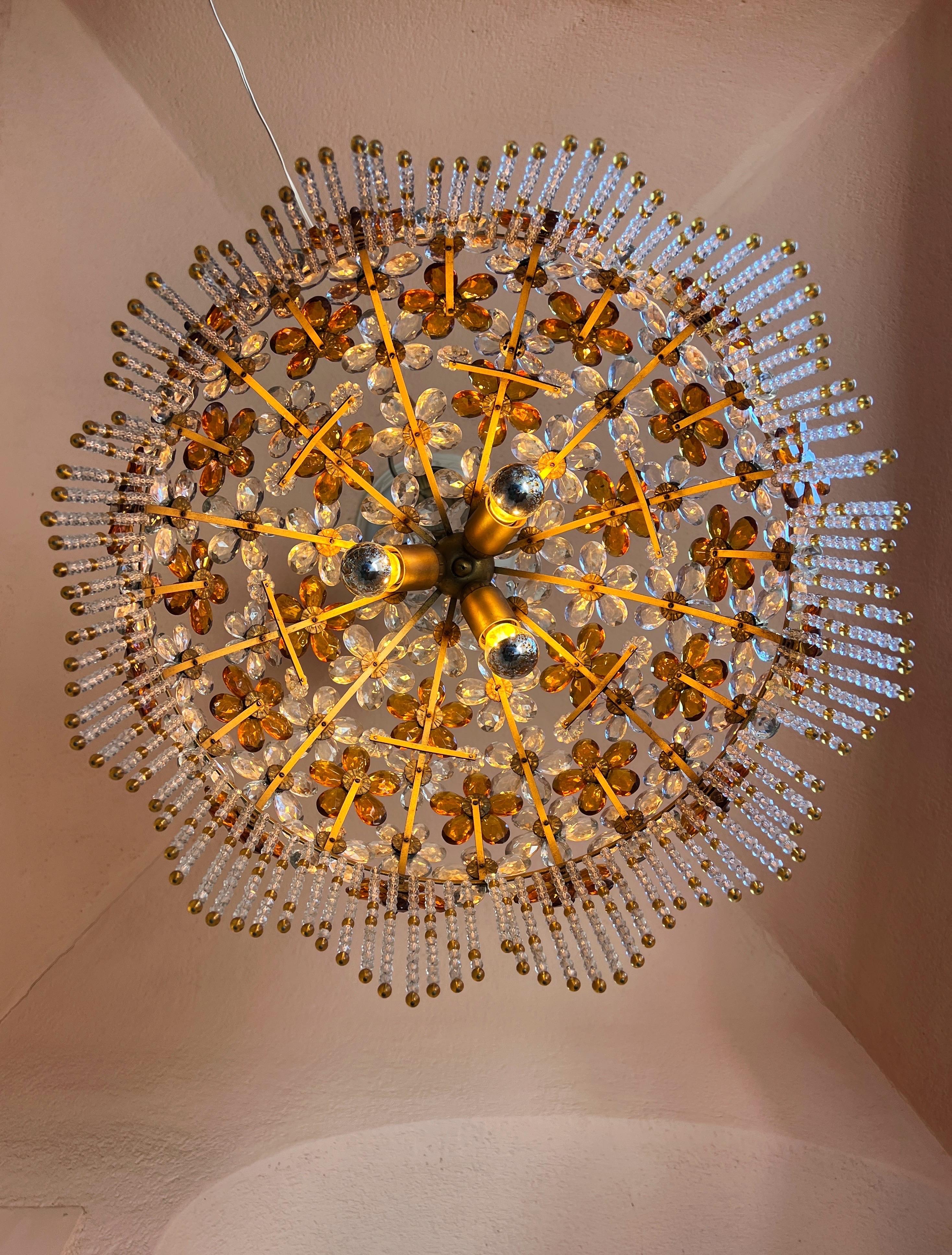 Lampadario Hollywood Regency con fiori di cristallo di Maison Baguès in vendita 1
