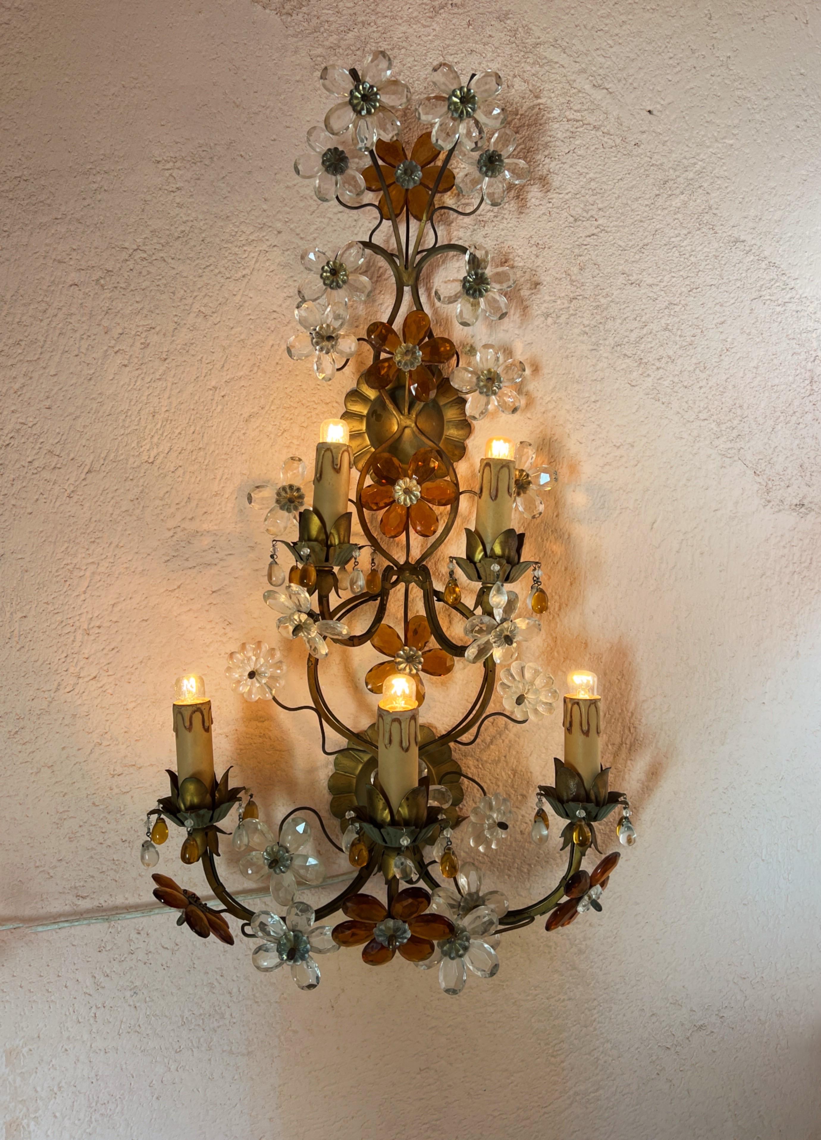 Hollywood Regency Crystal Glass Flower wall light by Maison Baguès In Good Condition For Sale In Palermo, PA