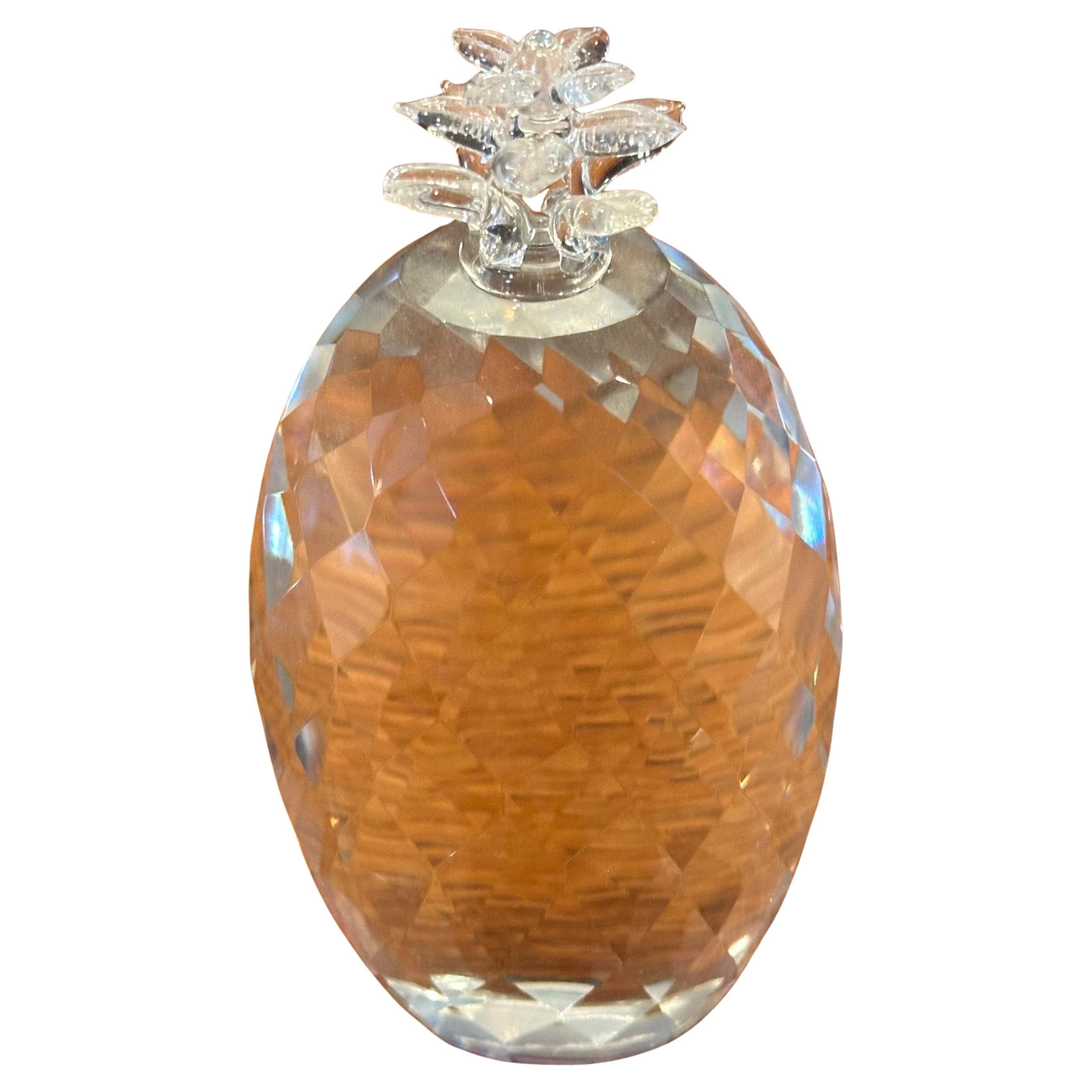 Un simpatico fermacarte ananas in cristallo Hollywood Regency di Oleg Cassini, anni '80 circa. Il pezzo è in ottime condizioni vintage, senza scheggiature o crepe, e misura 2,25