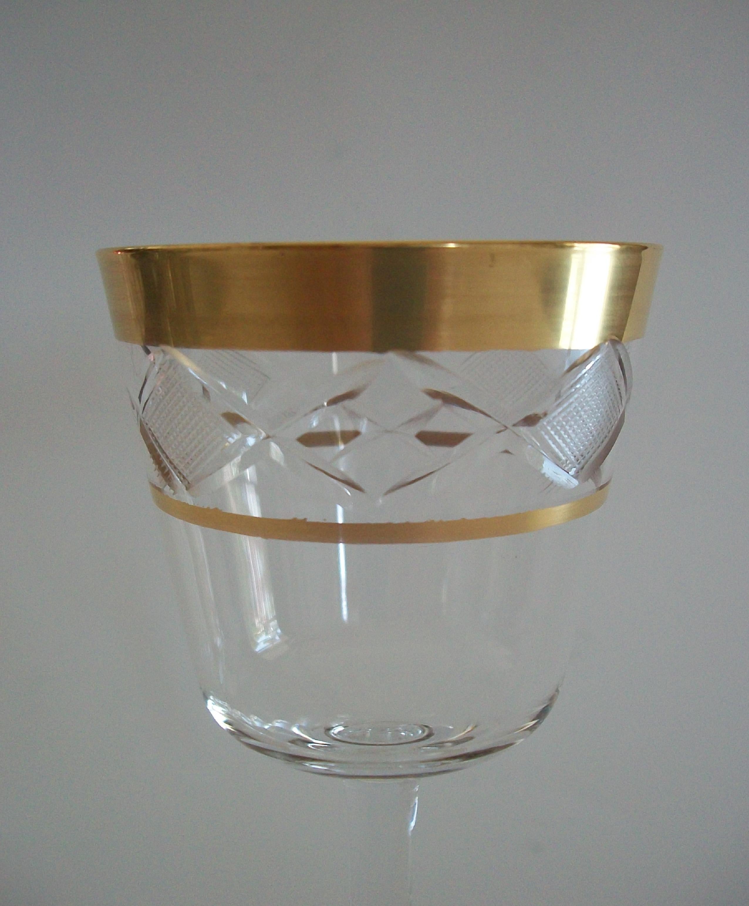 Vaso de Jerez de Cristal Hollywood Regency - Corte de Rueda - Borde Dorado - Circa 1950's en venta 8