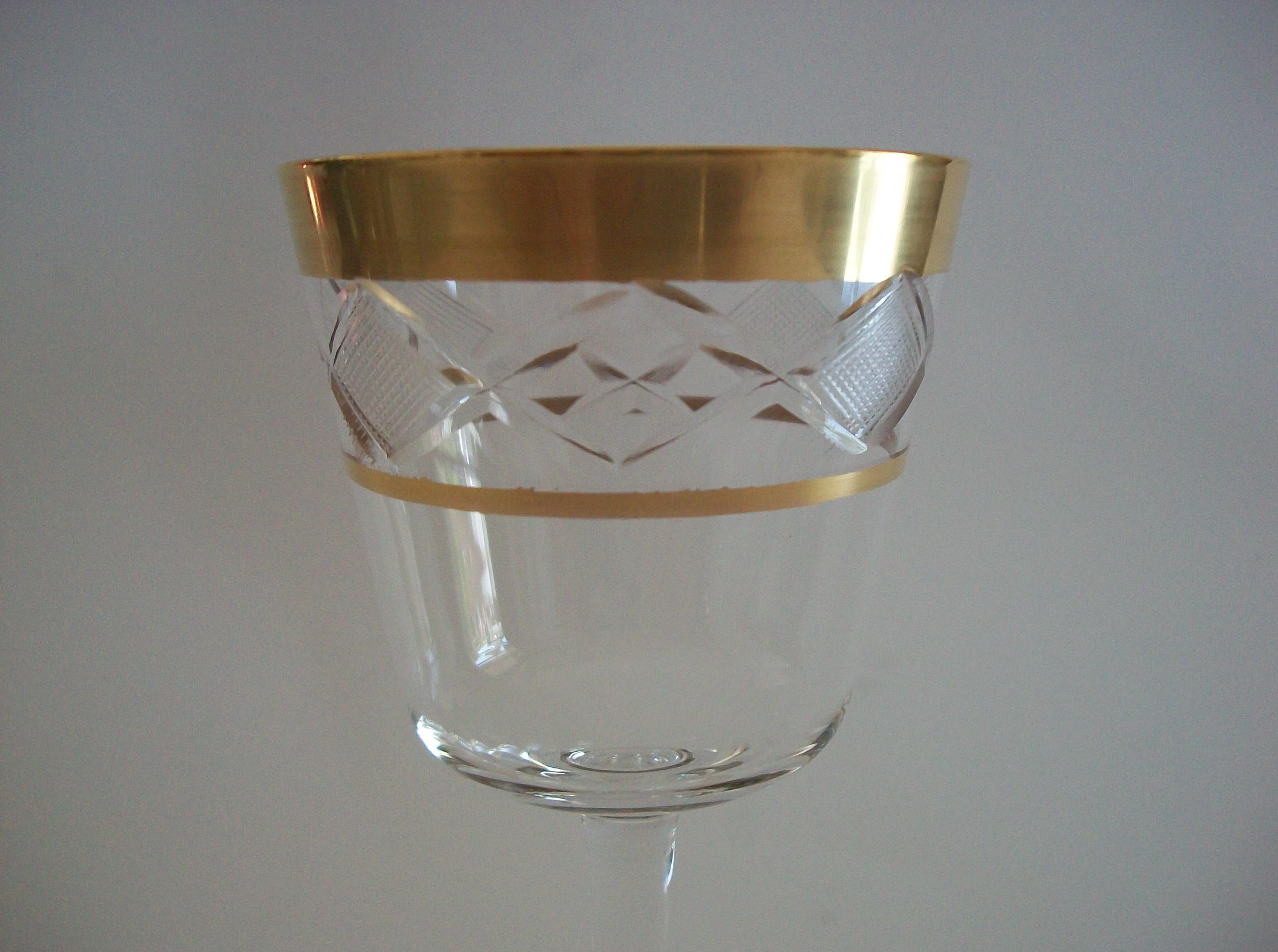 Vaso de Jerez de Cristal Hollywood Regency - Corte de Rueda - Borde Dorado - Circa 1950's en venta 9