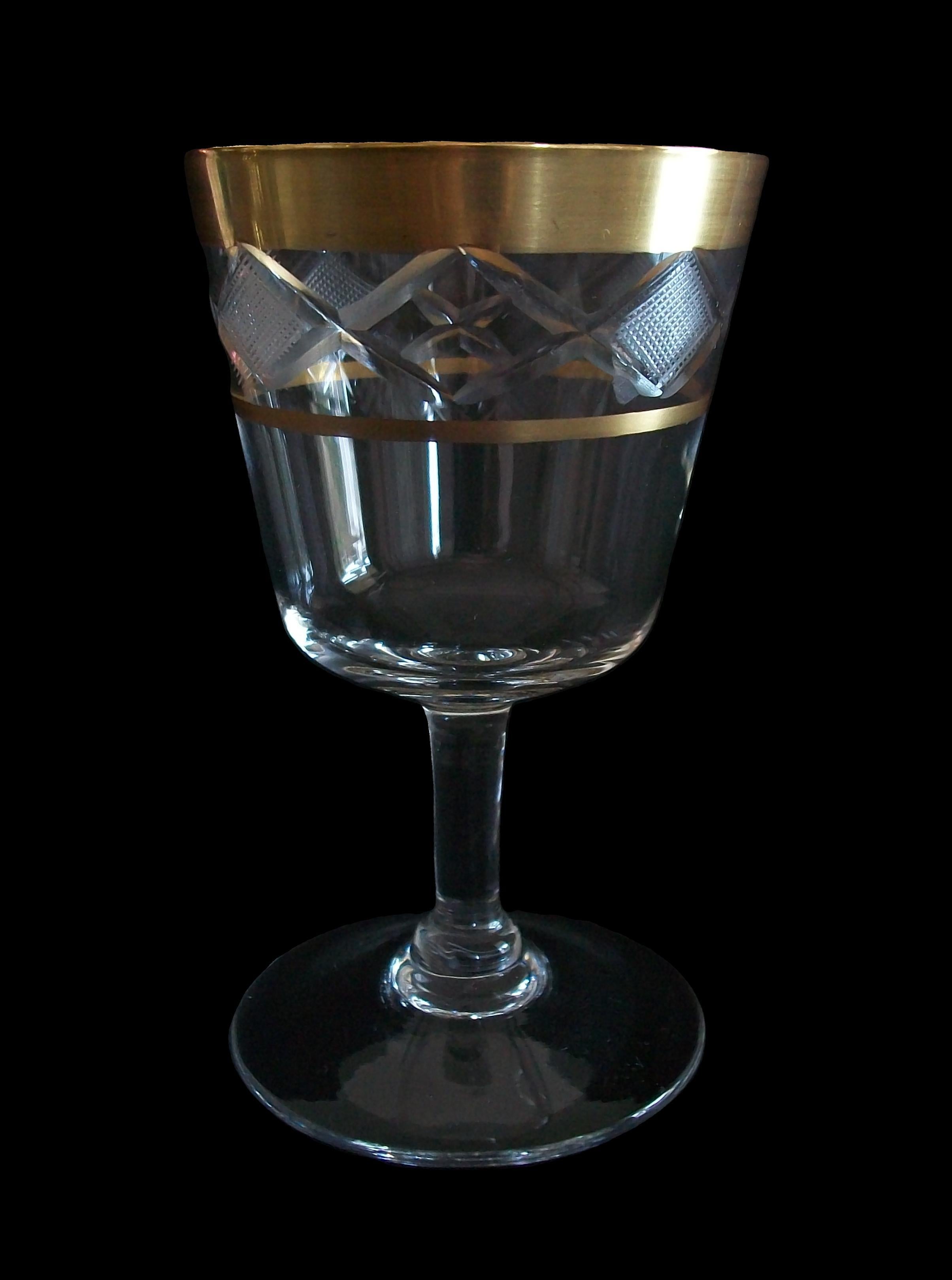 Copa de jerez o de licor de cristal tallado con rueda, de calidad Hollywood Regency, con grabado de diamantes en el cuerpo, borde de oro de 24 quilates y borde de líneas finas, base lisa, sin firmar, Europa, hacia la década de 1950.

Excelente