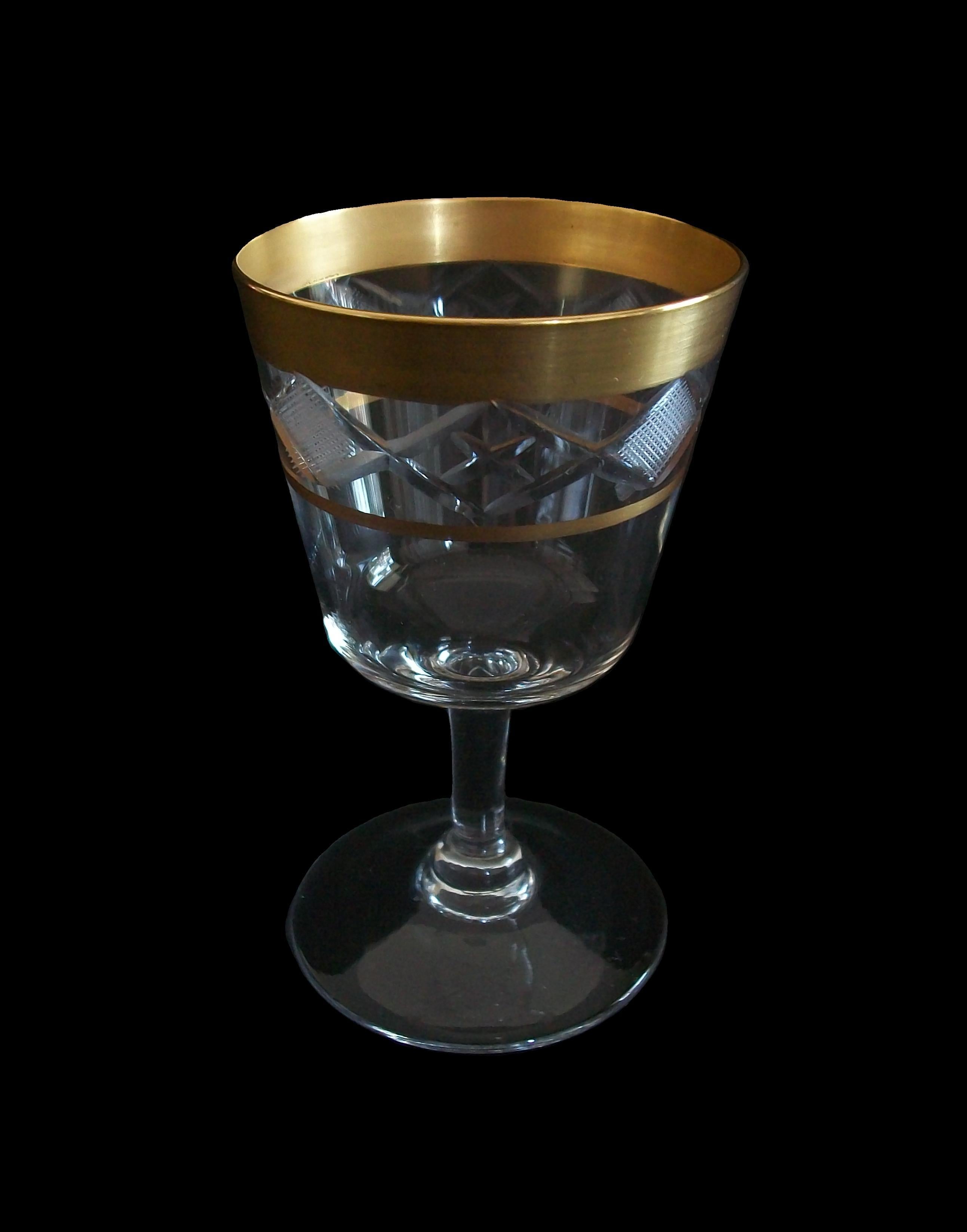 Vaso de Jerez de Cristal Hollywood Regency - Corte de Rueda - Borde Dorado - Circa 1950's Europeo en venta