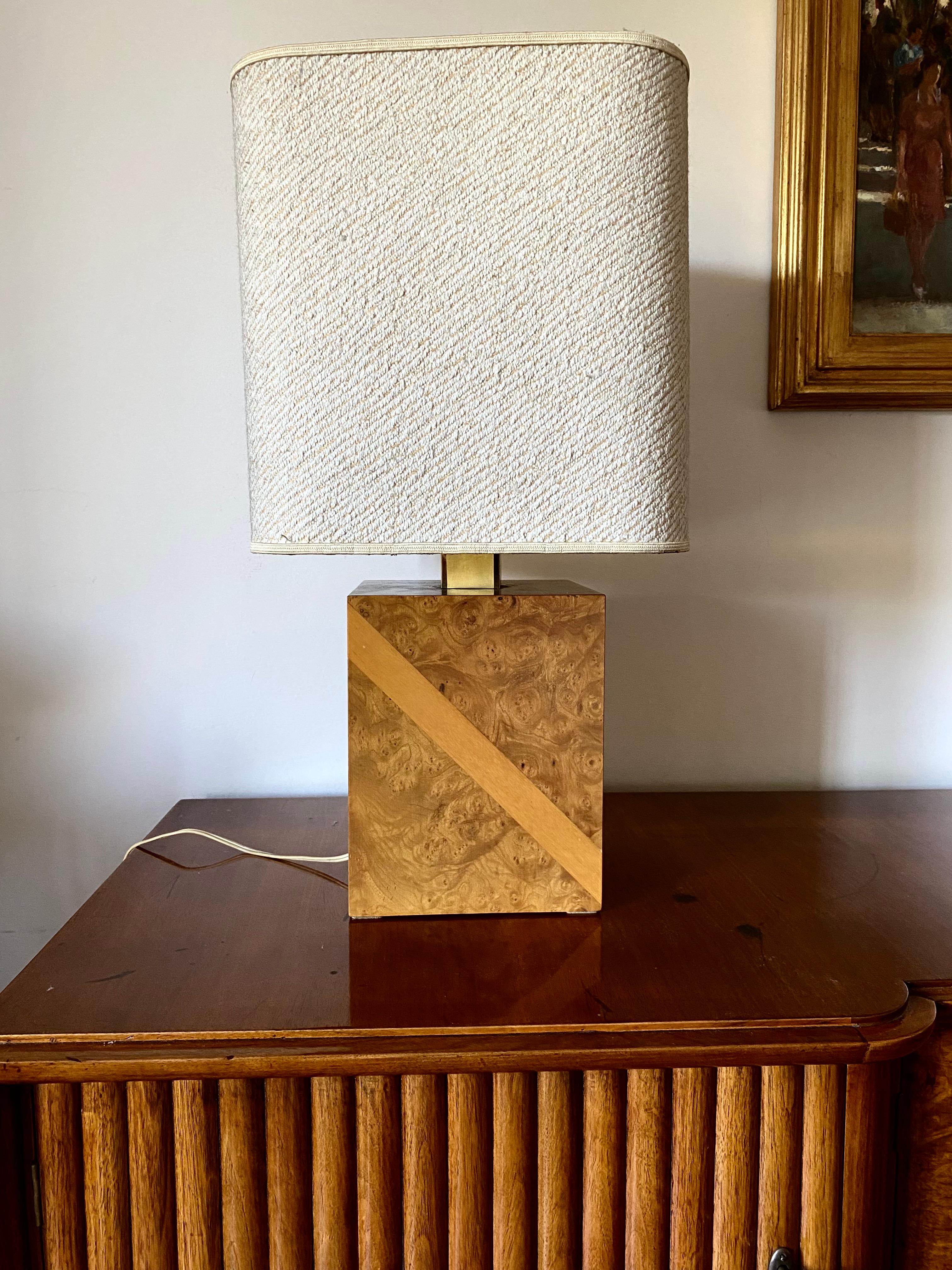 Hollywood regency style. Italian manufacture wood and brass table lamp.

Fabric lampshade included.

Italy 1970s

Measures: 62.5 cm H x 34 cm with lampshade

Base: 42 H x 20 cm

Conditions: very good consistent with age and use.