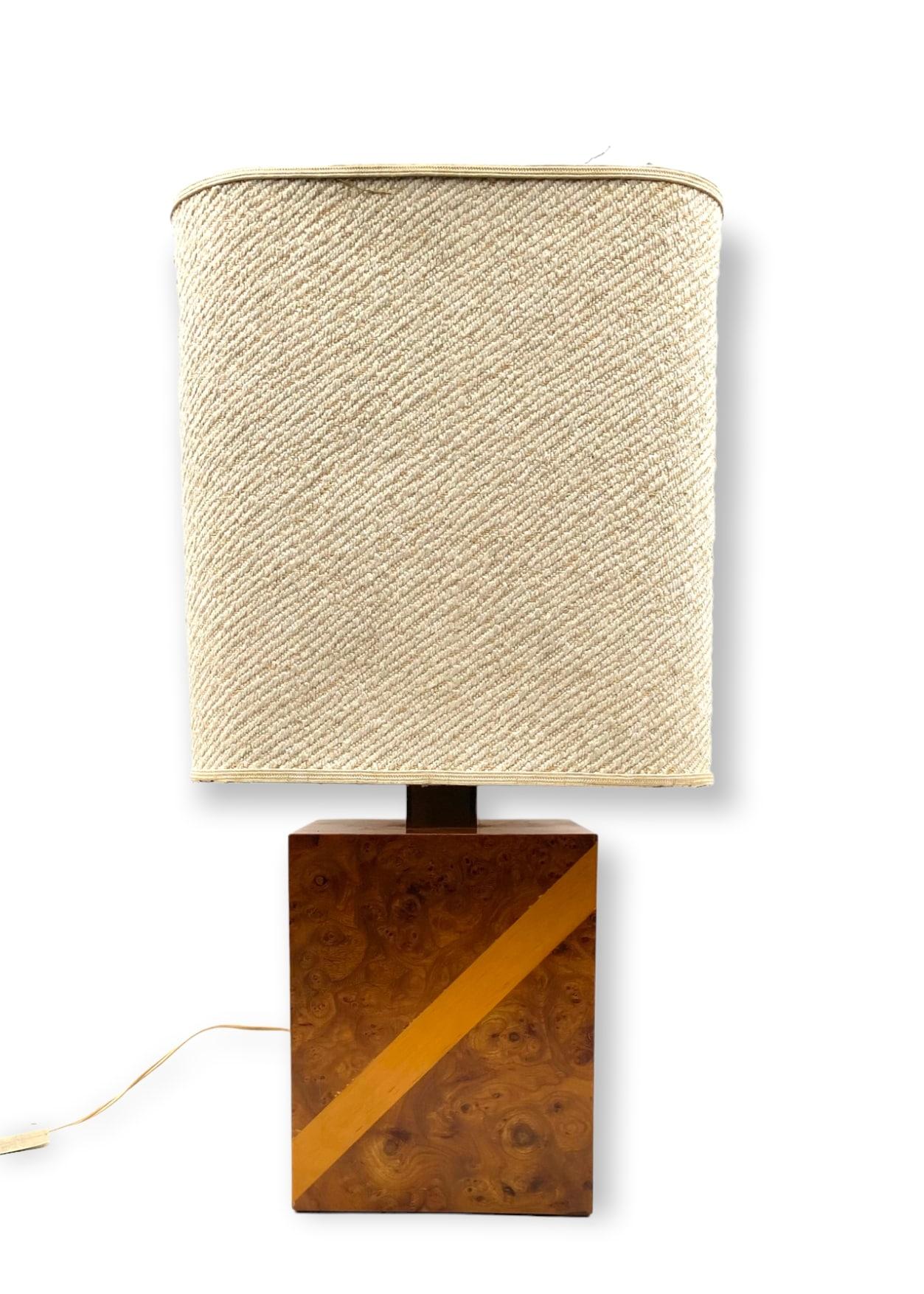 Lampe de table en bois cubique et laiton Hollywood Regency, Italie, 1970 en vente 1
