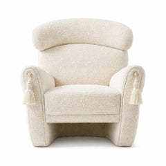 Geschwungener Hollywood Regency-Sessel aus Boucle mit dekorativen Quastenarmdetails