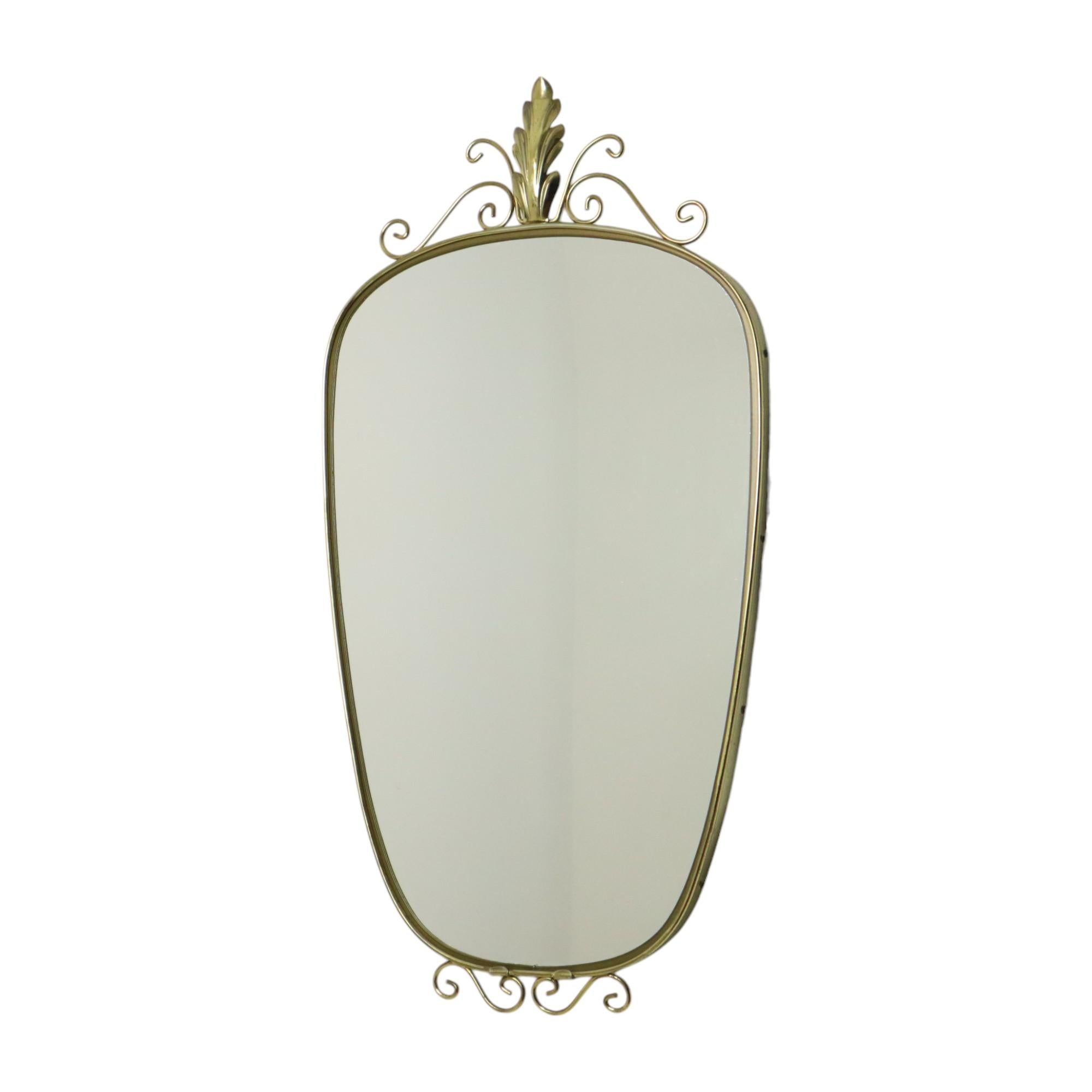 Elegant golden Deknudt mirror with acanthus leaf incorporated in the crown, Hollywood Regency style from the 60s, Belgium.

The mirror has an asymmetrical design and a gold-colored brass frame with elegant details at the top and bottom.

Belgian
