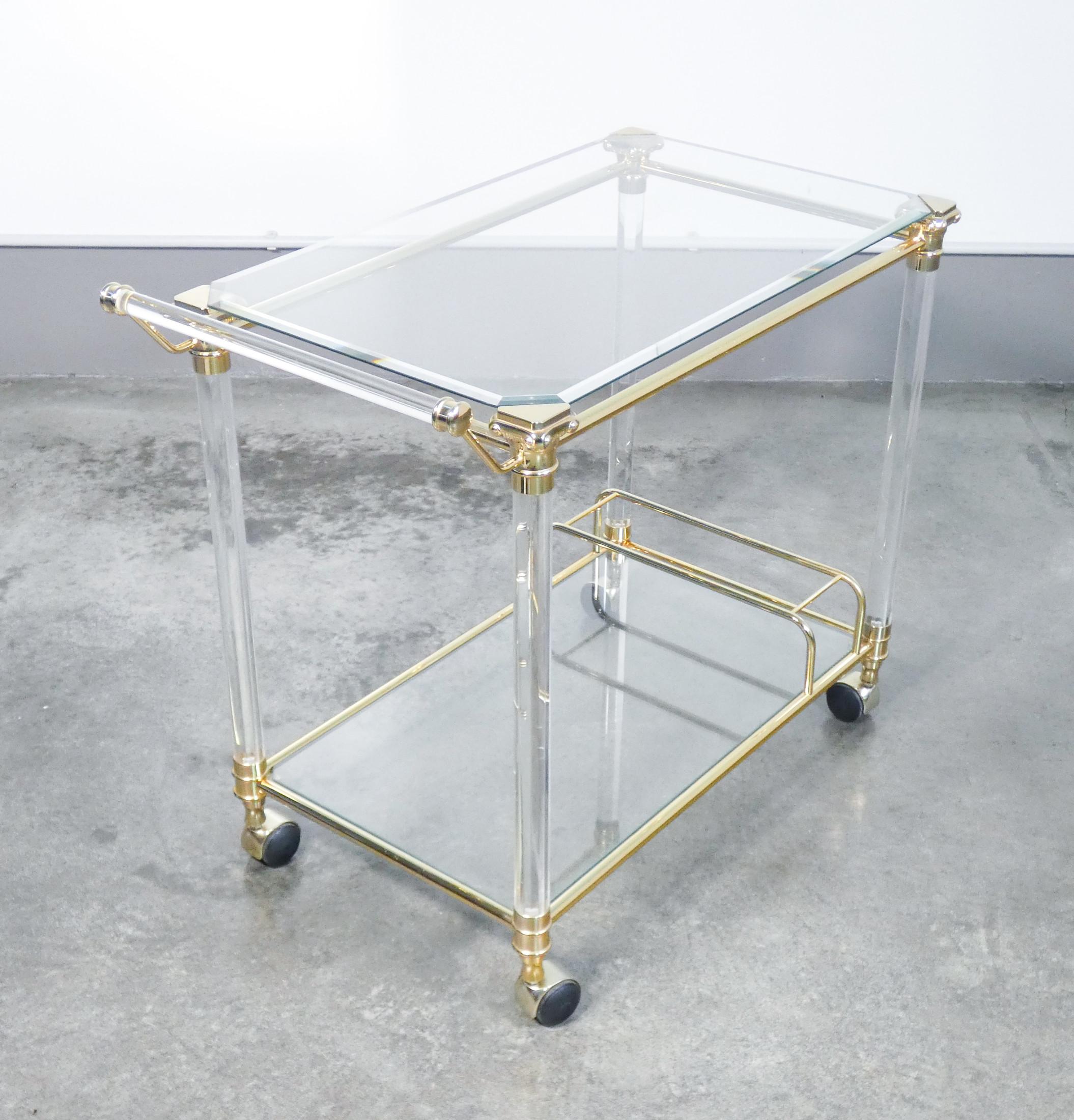 Hollywood-Regency-Design, Servierwagen, vergoldetes Metall, Glas und Plexiglas, 1970er Jahre 1
