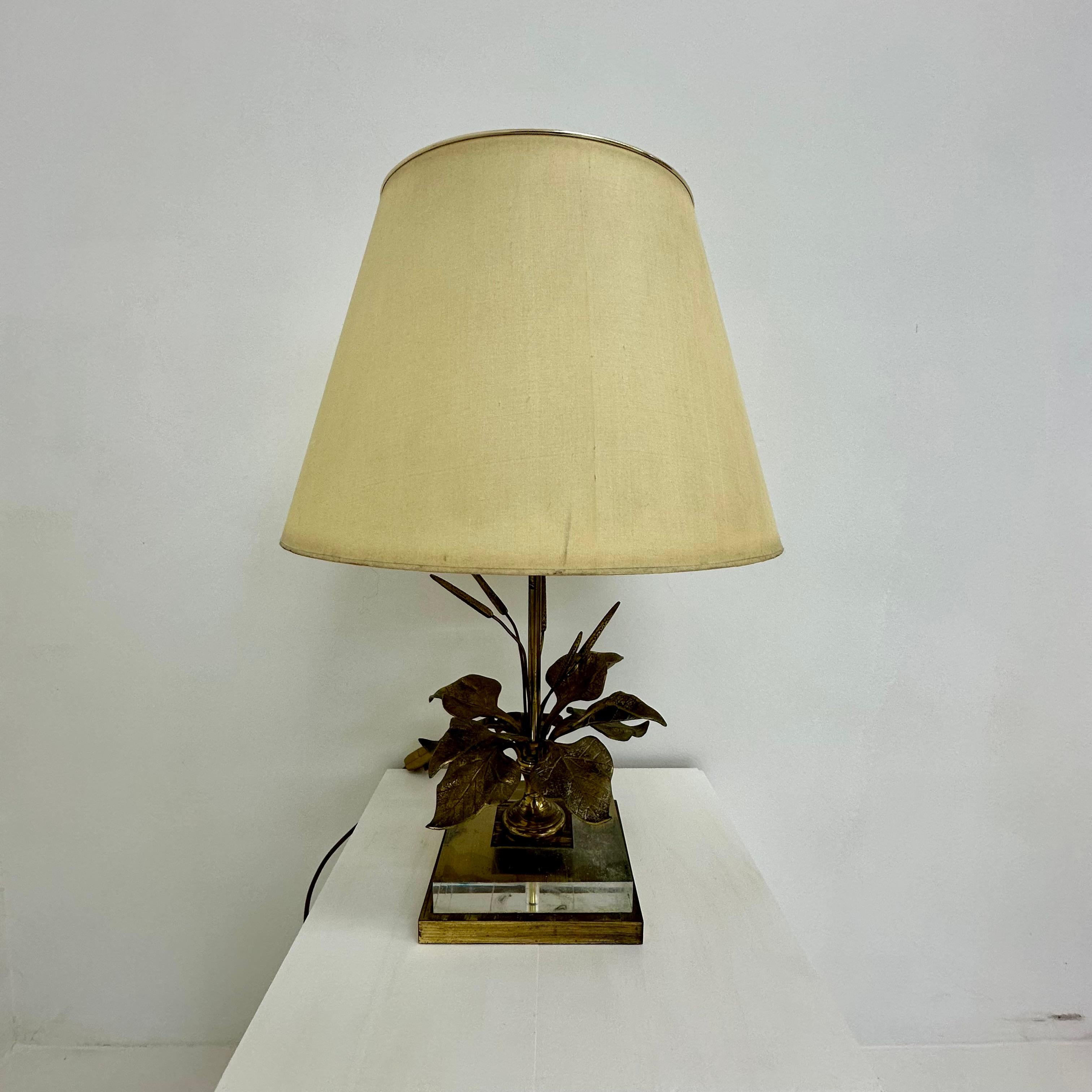 Lampe de table Hollywood Regency en lucite avec fleur en laiton, 1970 en vente 5