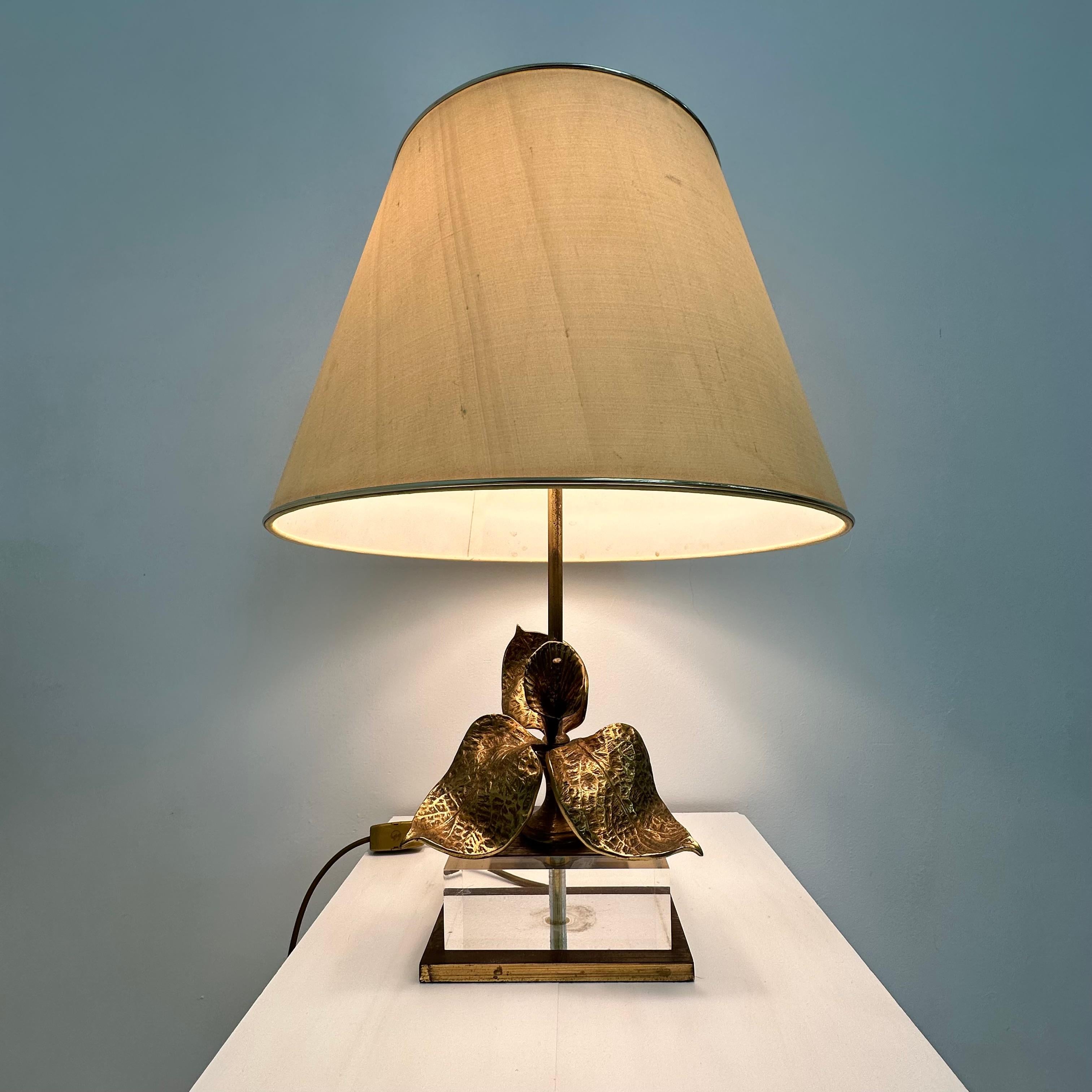 Lampe de table Hollywood Regency en lucite avec fleur en laiton, 1970 en vente 4