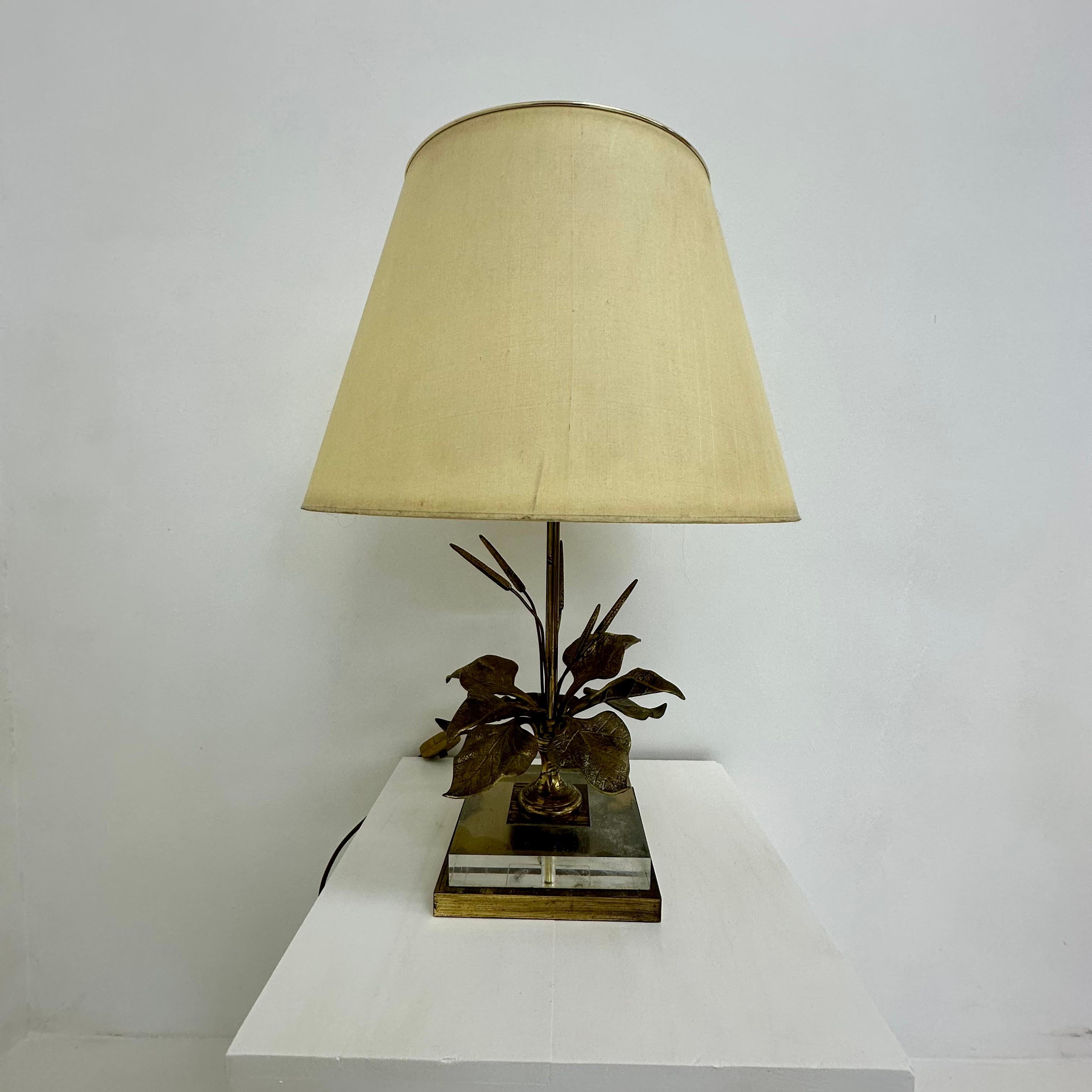 Lampe de table Hollywood Regency en lucite avec fleur en laiton, 1970 en vente 6