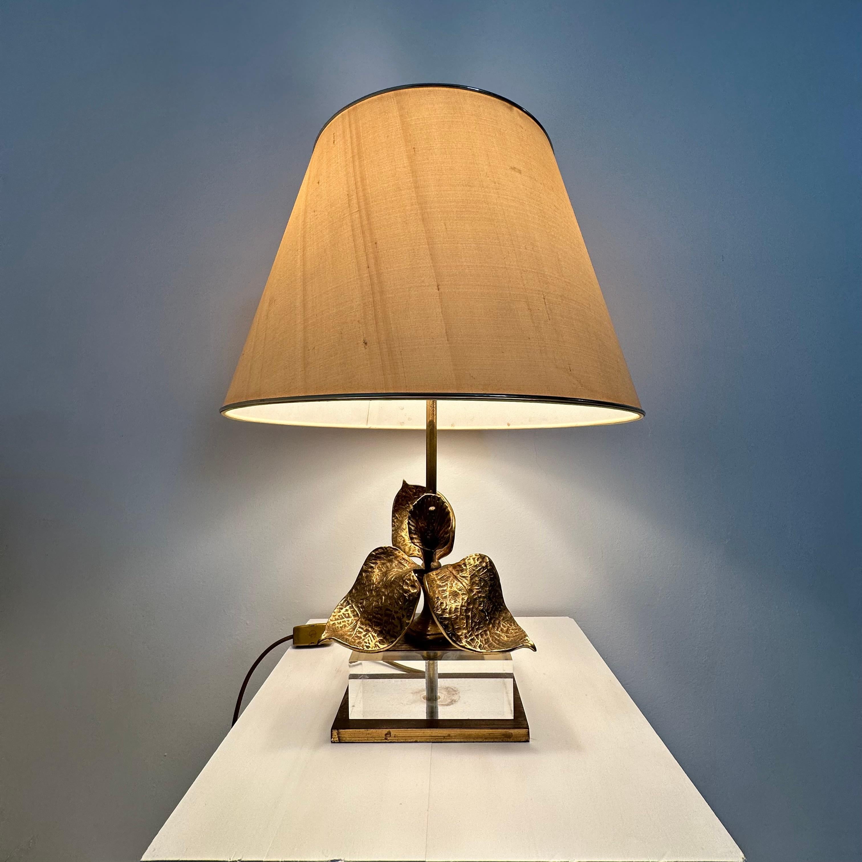 Lampe de table Hollywood Regency en lucite avec fleur en laiton, 1970 en vente 5