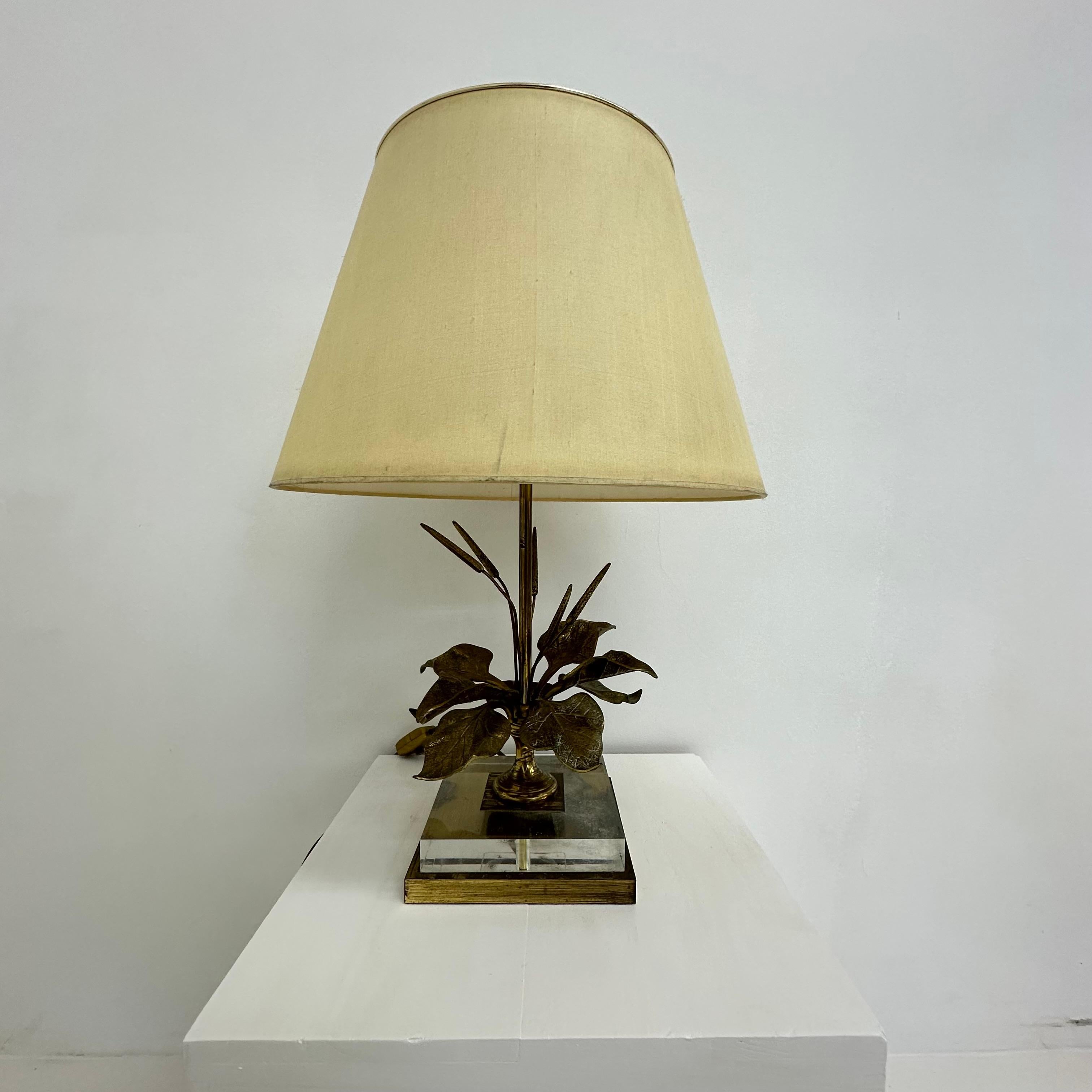 Lampe de table Hollywood Regency en lucite avec fleur en laiton, 1970 en vente 7