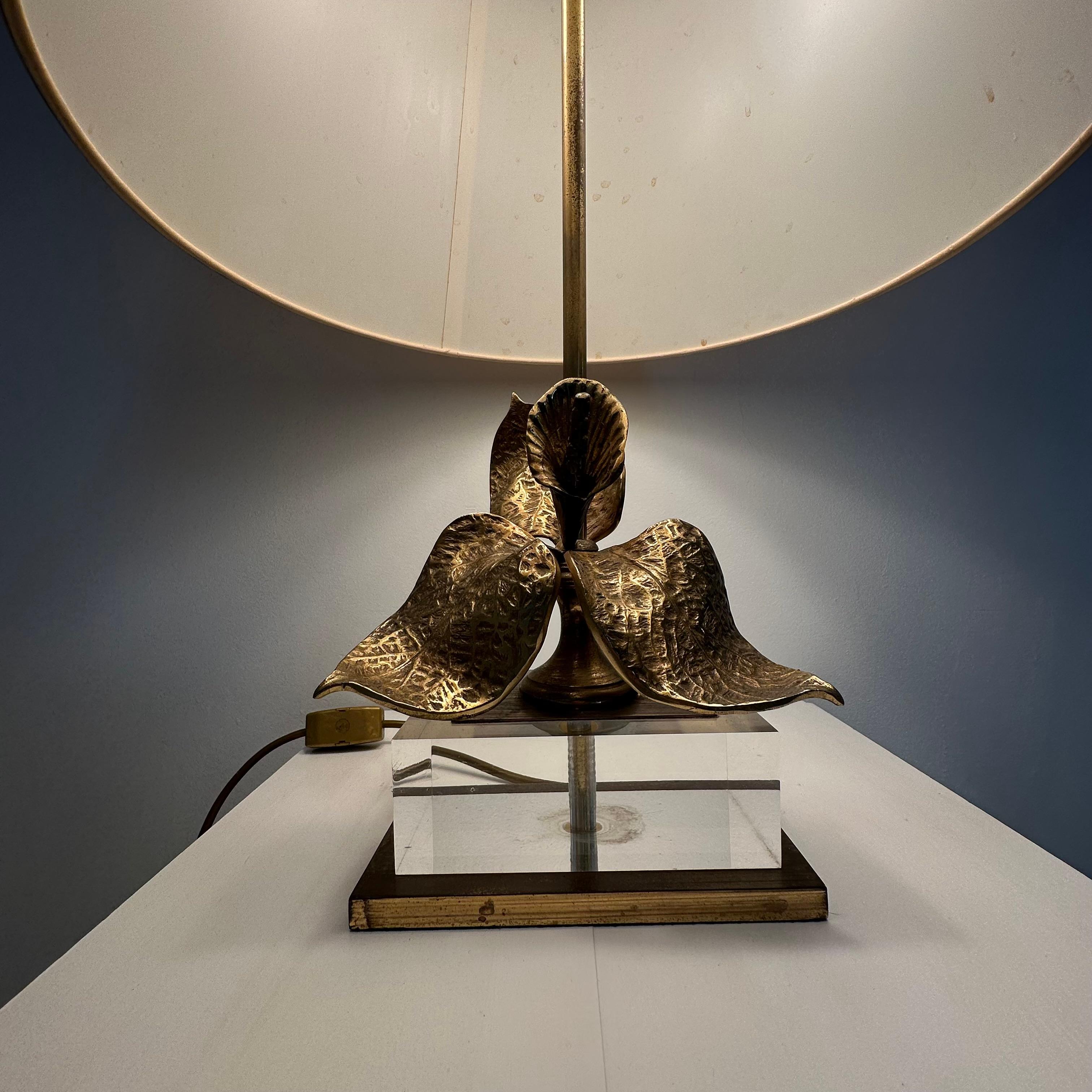 Lampe de table Hollywood Regency en lucite avec fleur en laiton, 1970 en vente 6