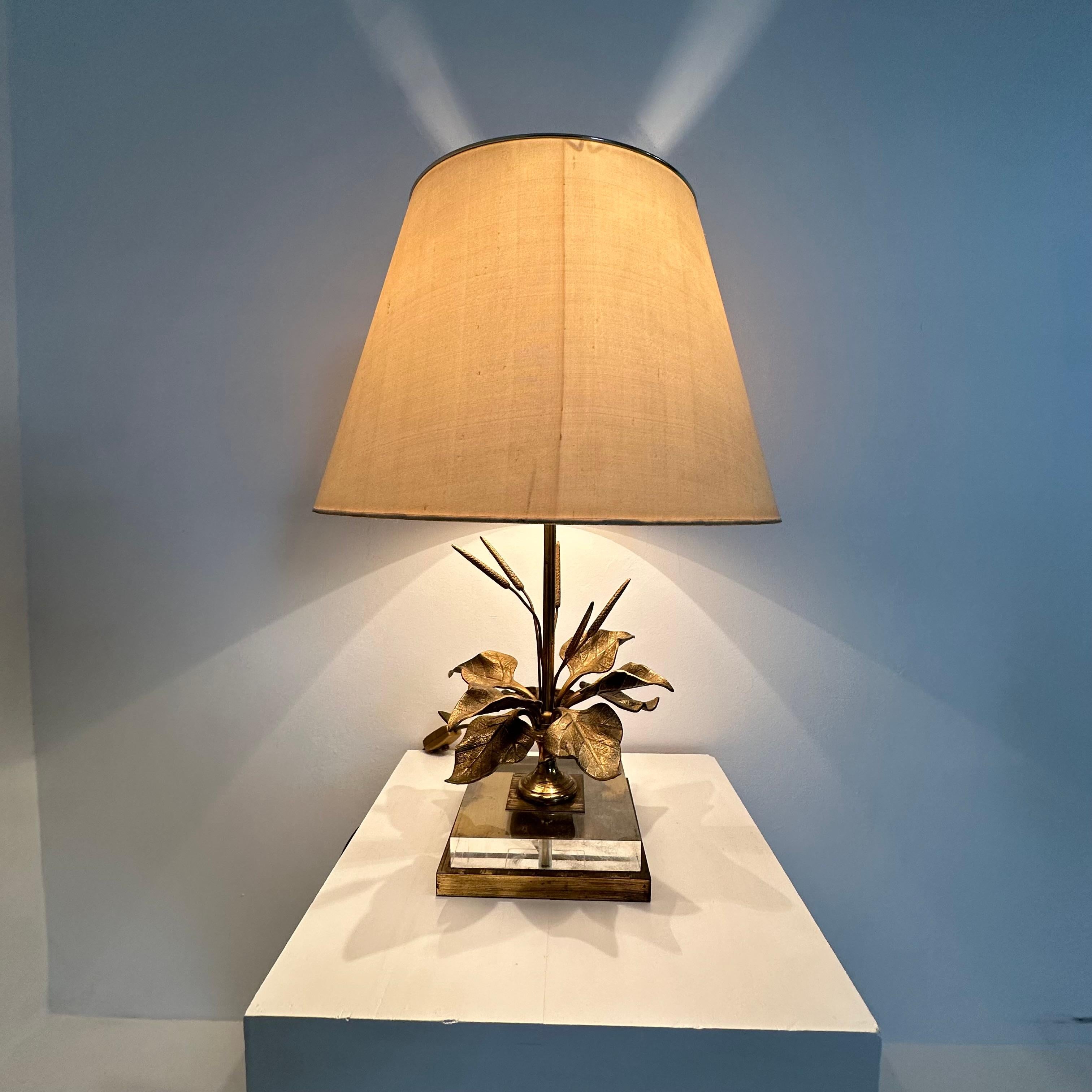 Lampe de table Hollywood Regency en lucite avec fleur en laiton, 1970 en vente 8