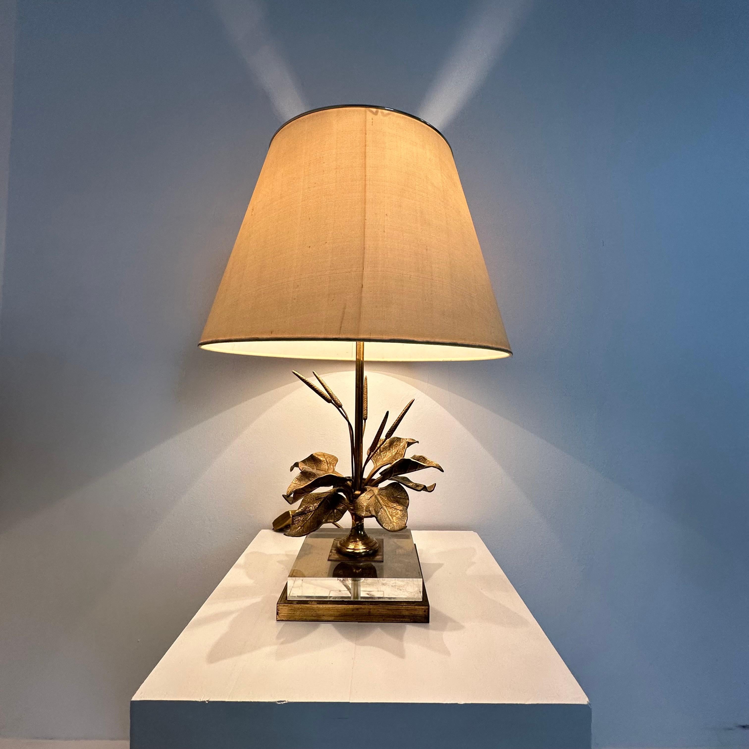 Lampe de table Hollywood Regency en lucite avec fleur en laiton, 1970 en vente 9