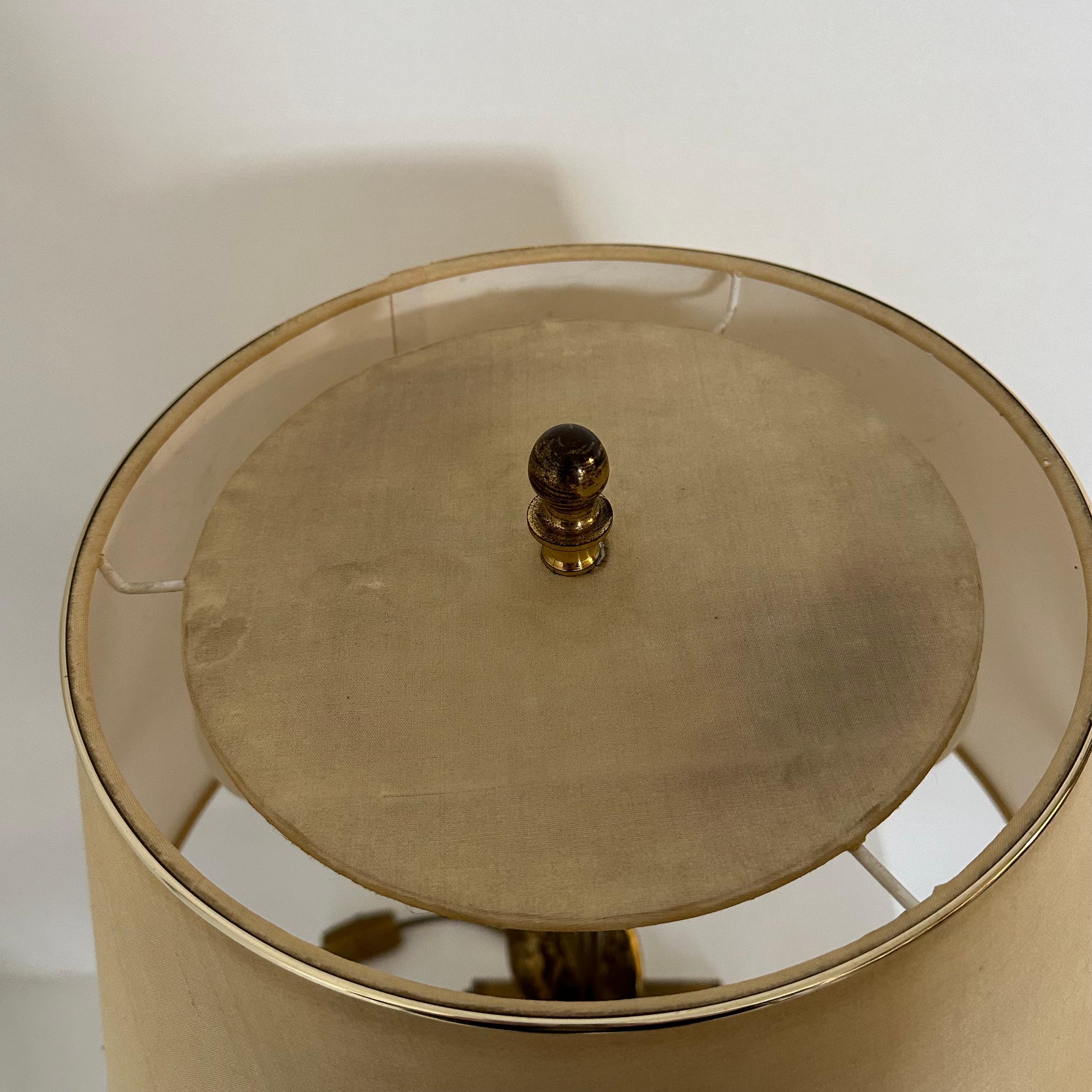 Lampe de table Hollywood Regency en lucite avec fleur en laiton, 1970 en vente 8
