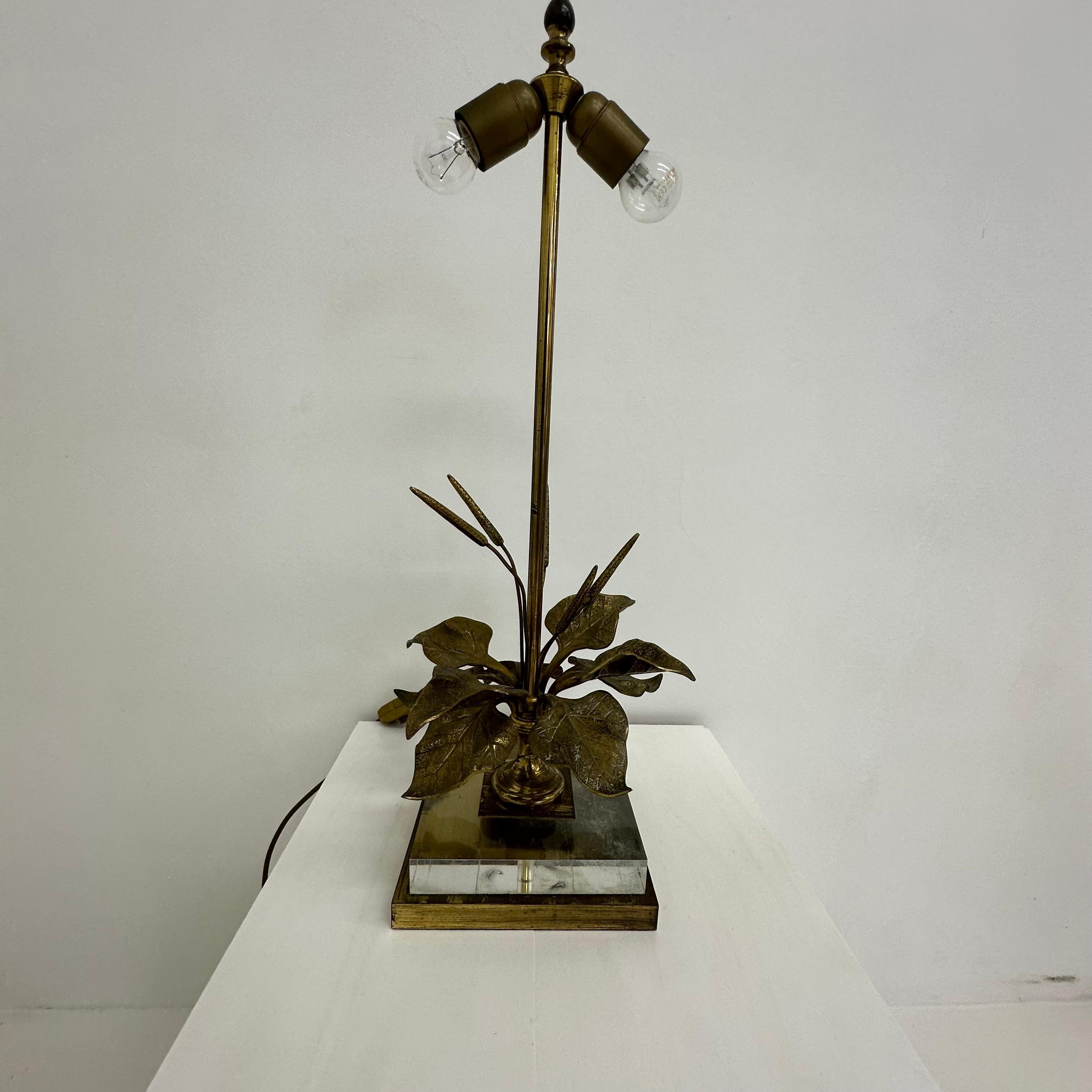 Lampe de table Hollywood Regency en lucite avec fleur en laiton, 1970

Dimensions :  64 cm de hauteur, 44 cm de diamètre
Condit : Bon
Période : 1970s
MATERIAL : métal, lucite, tissu