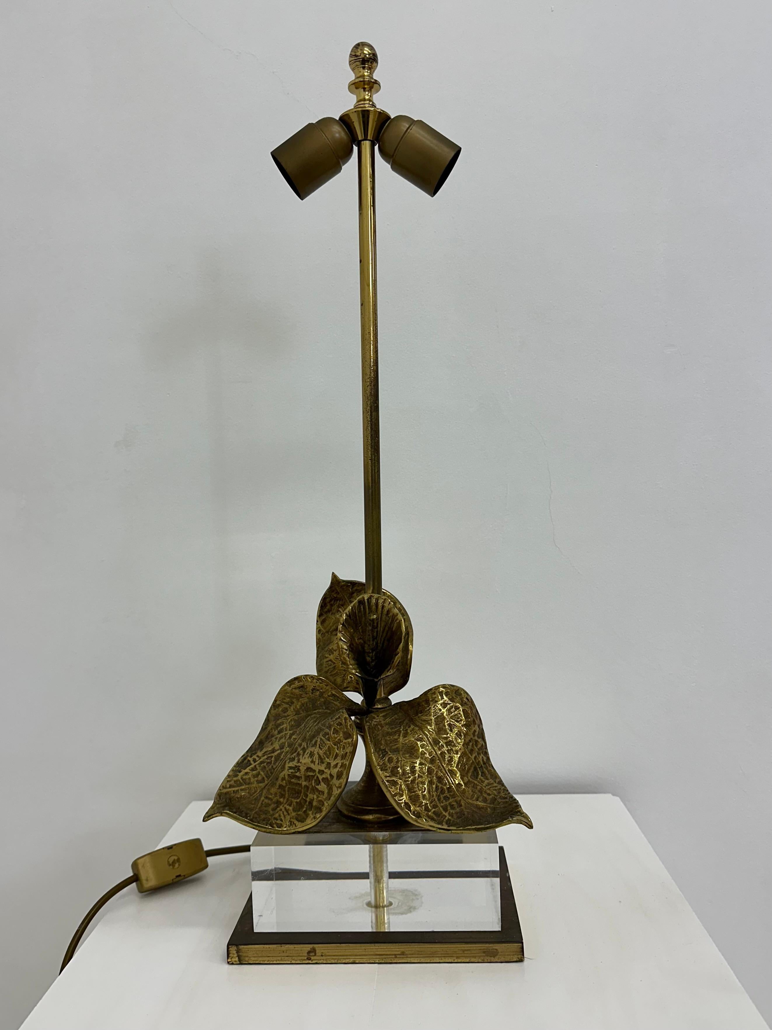 Lampe de table Hollywood Regency en lucite avec fleur en laiton, 1970

Dimensions :  64 cm de hauteur, 44 cm de diamètre
Condit : Bon
Période : 1970s
MATERIAL : métal, lucite, tissu