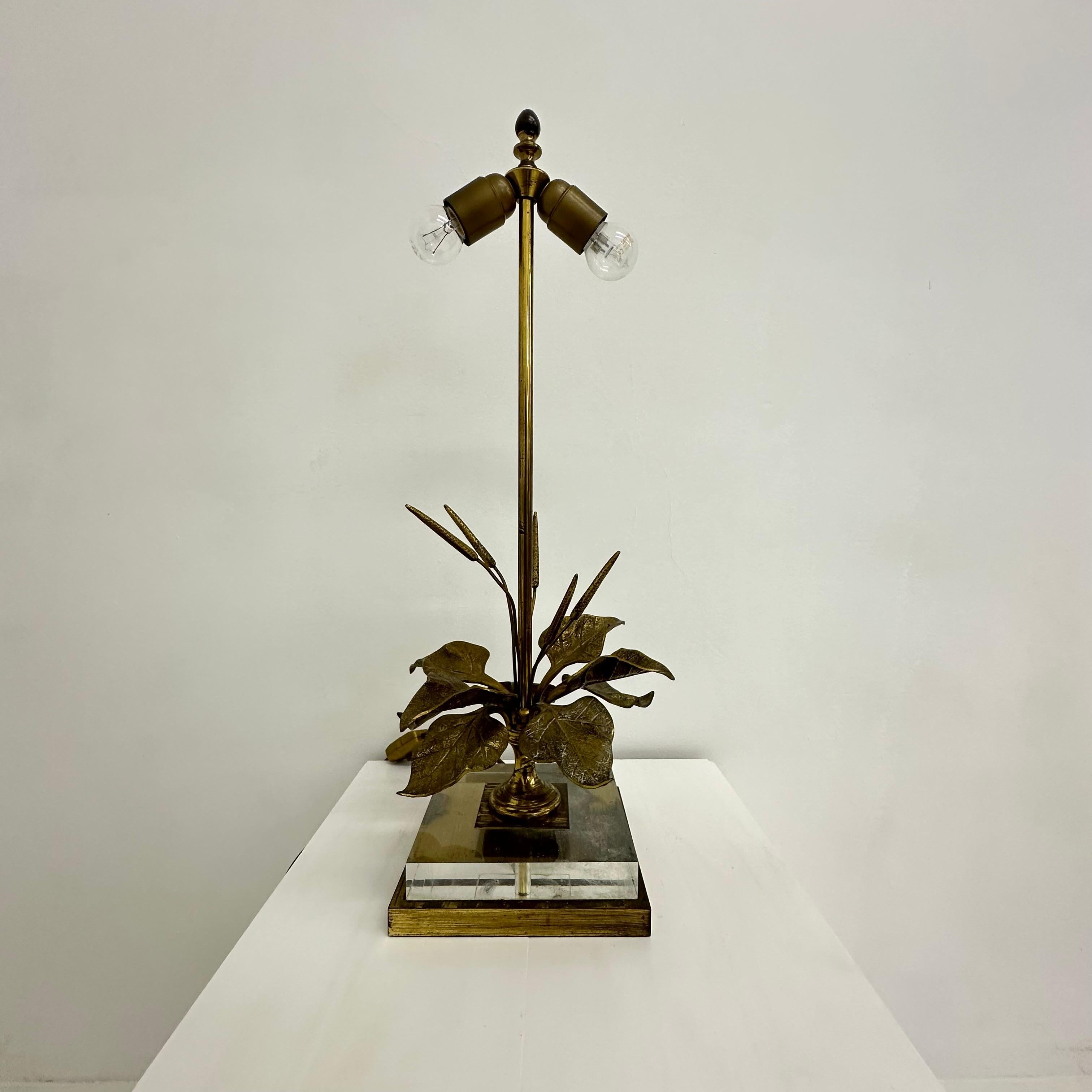Français Lampe de table Hollywood Regency en lucite avec fleur en laiton, 1970 en vente