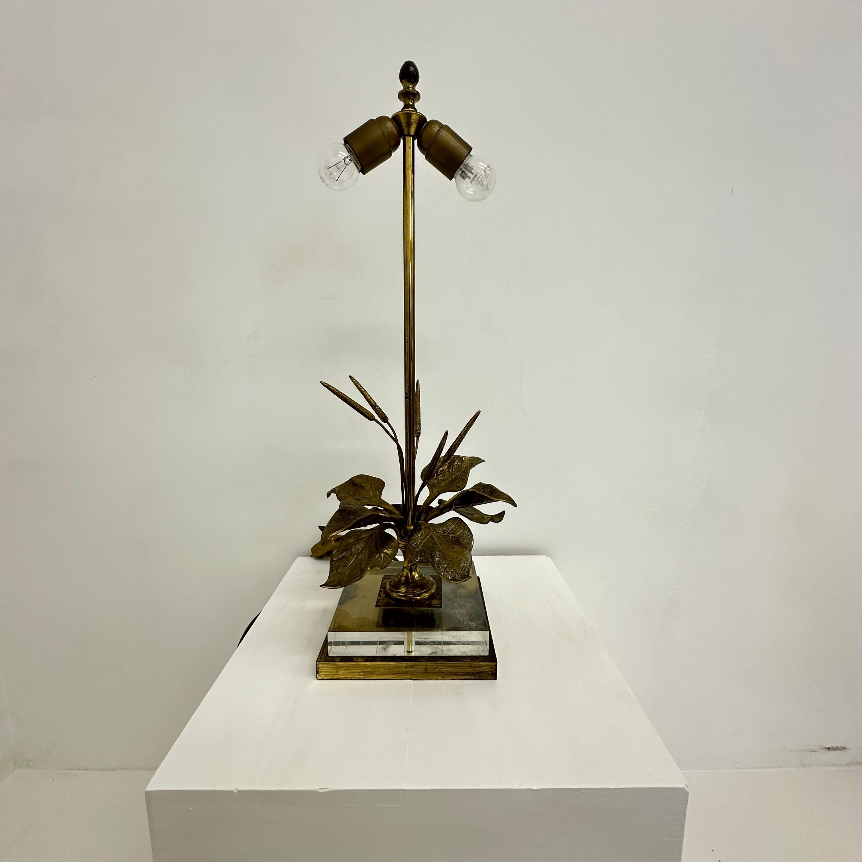 Lampe de table Hollywood Regency en lucite avec fleur en laiton, 1970 Bon état - En vente à Delft, NL
