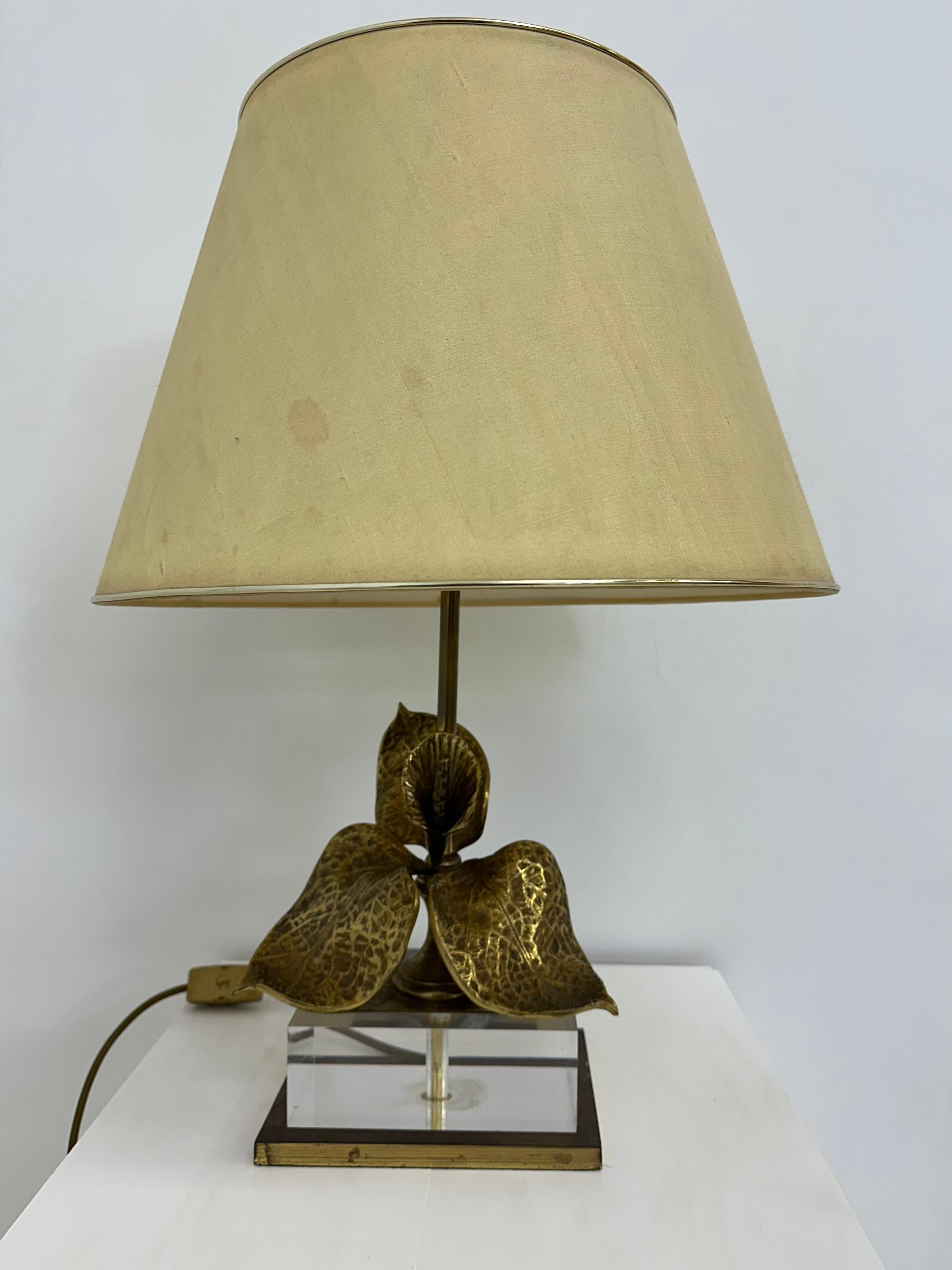 Français Lampe de table Hollywood Regency en lucite avec fleur en laiton, 1970 en vente