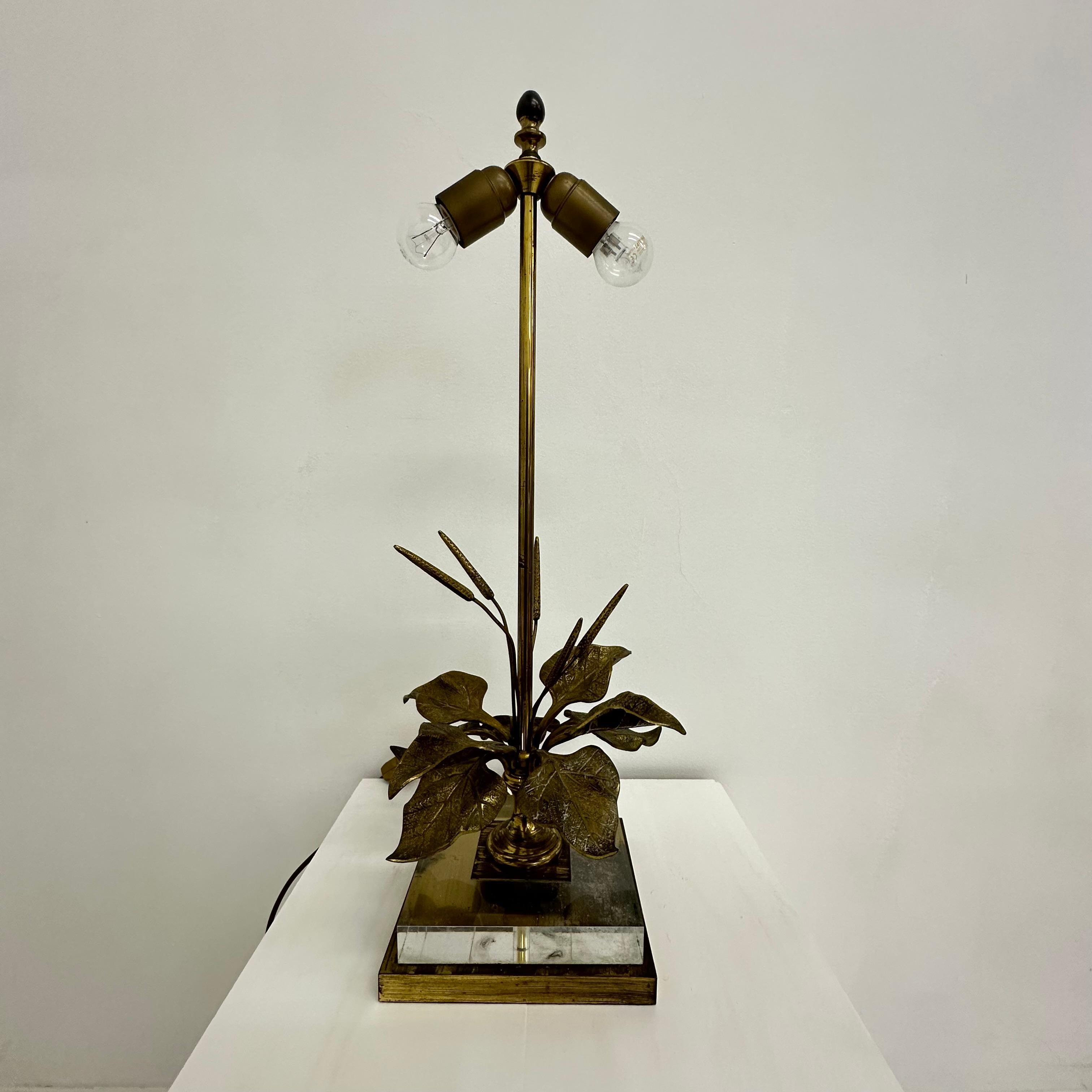 Fin du 20e siècle Lampe de table Hollywood Regency en lucite avec fleur en laiton, 1970 en vente
