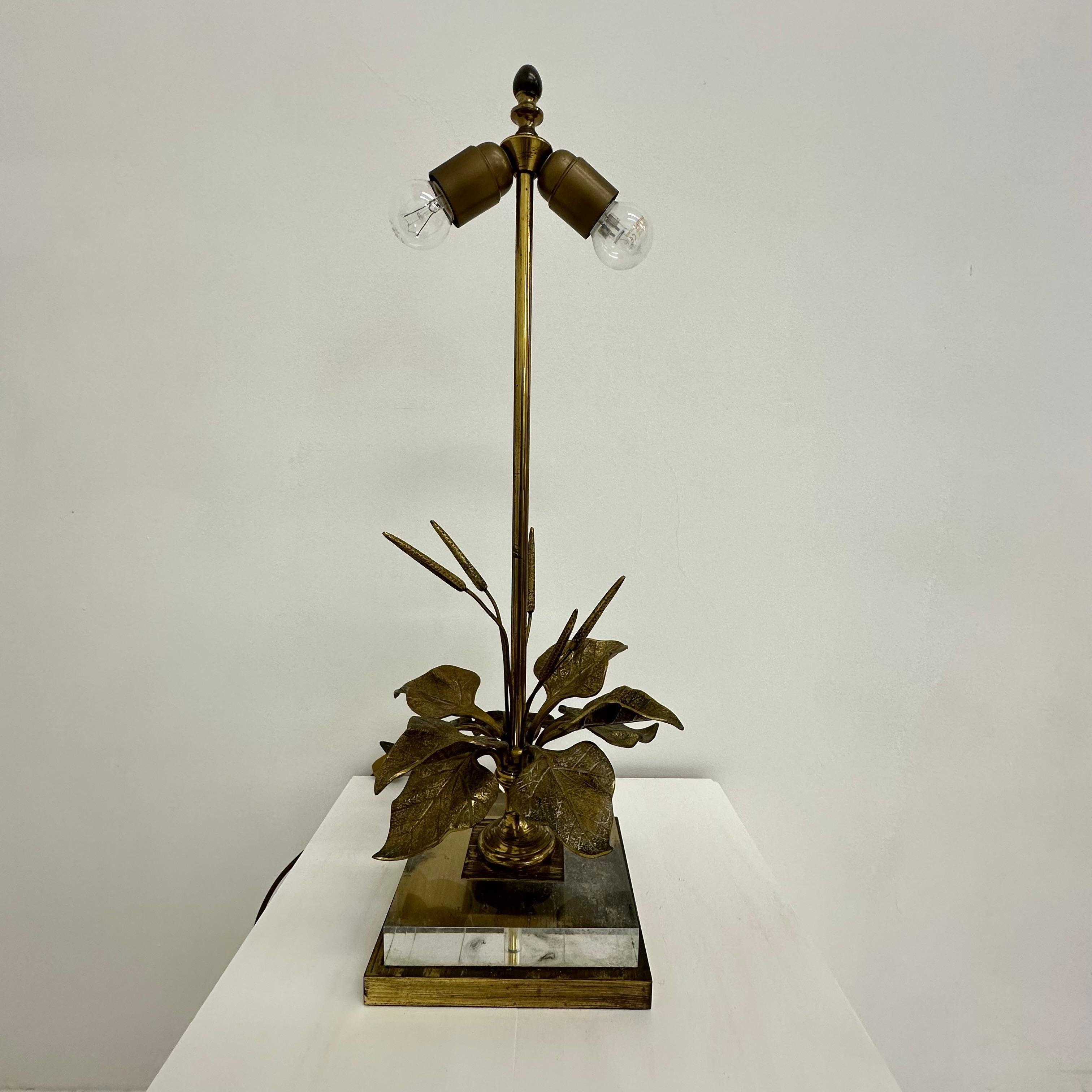 Laiton Lampe de table Hollywood Regency en lucite avec fleur en laiton, 1970 en vente