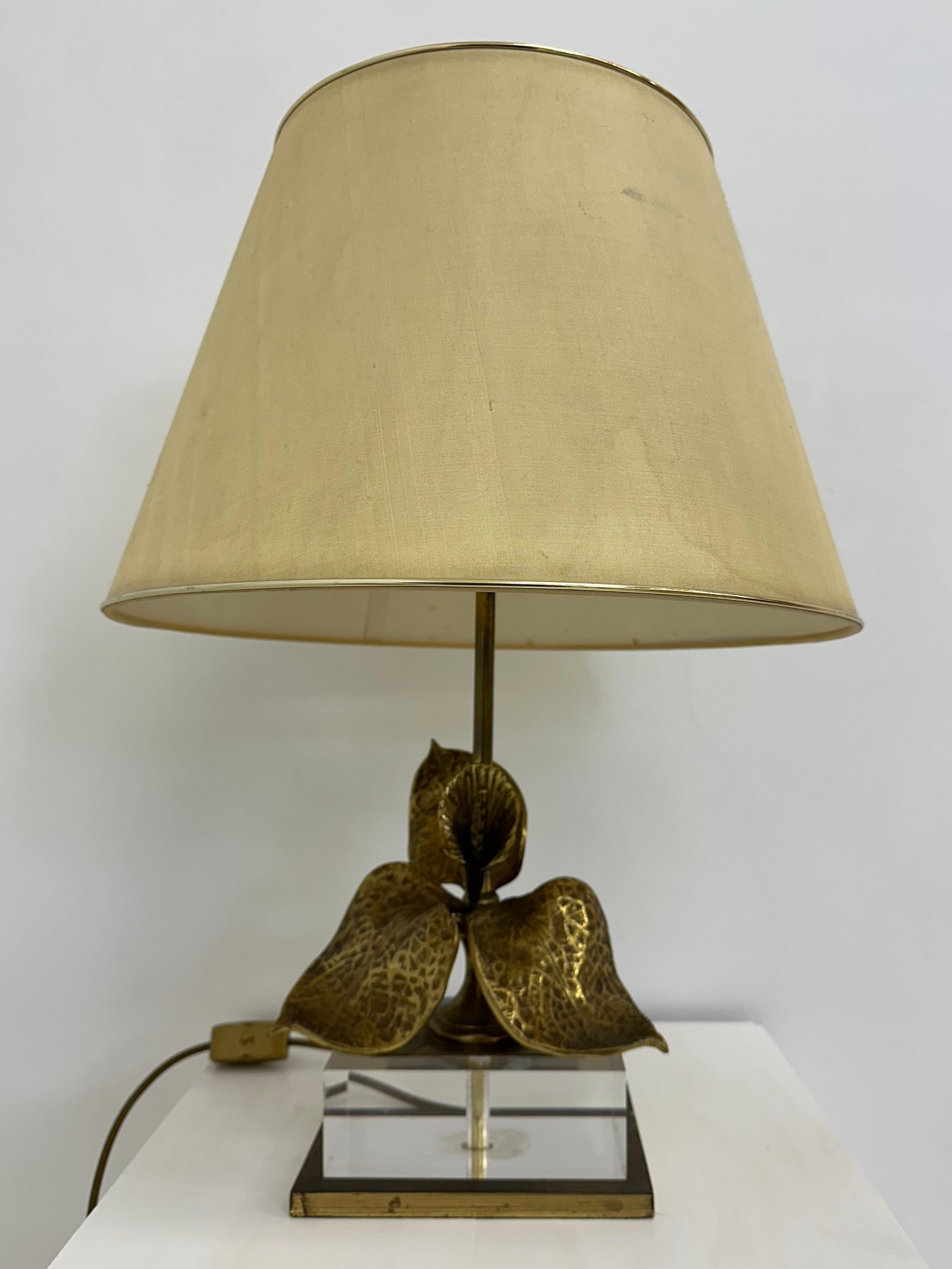 Fin du 20e siècle Lampe de table Hollywood Regency en lucite avec fleur en laiton, 1970 en vente