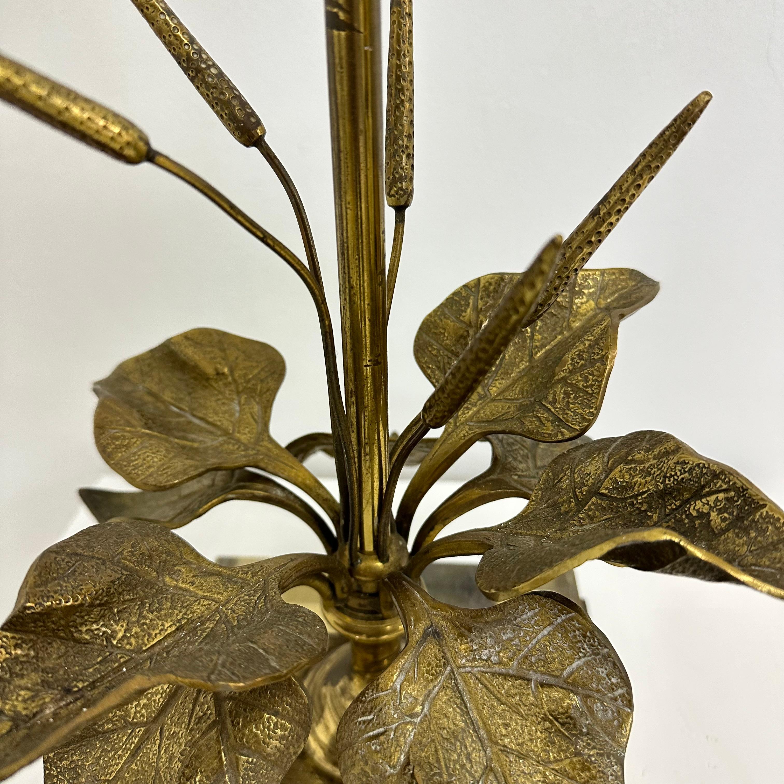 Lampe de table Hollywood Regency en lucite avec fleur en laiton, 1970 en vente 1