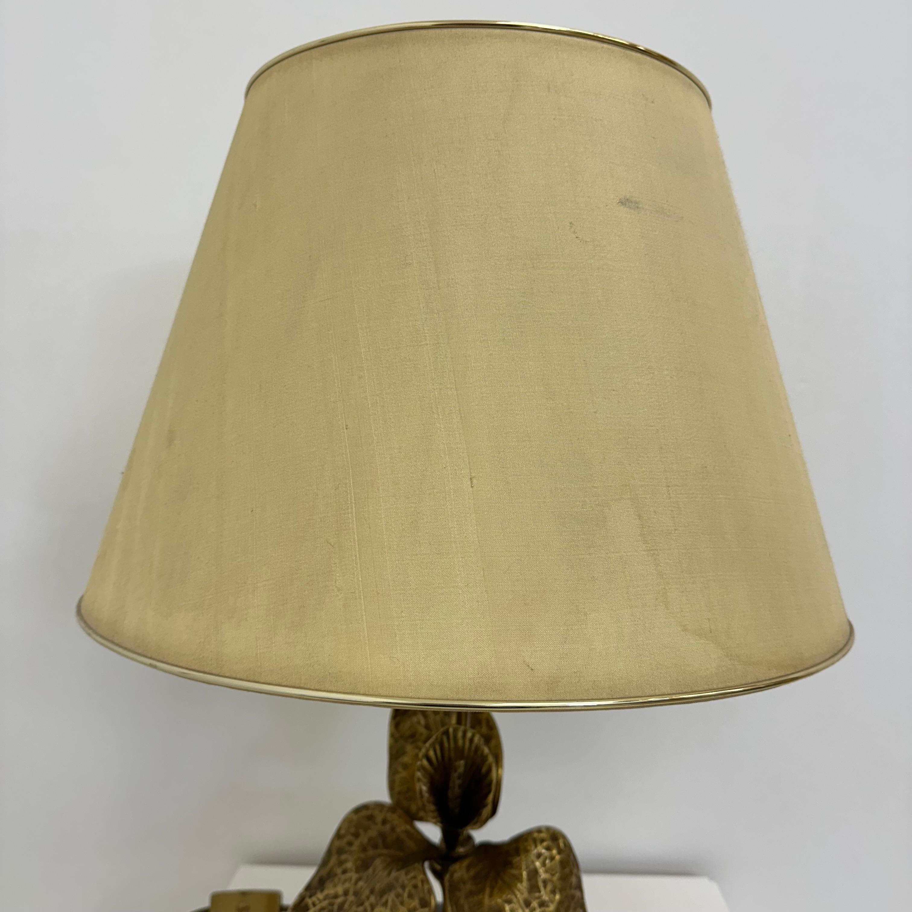 Laiton Lampe de table Hollywood Regency en lucite avec fleur en laiton, 1970 en vente