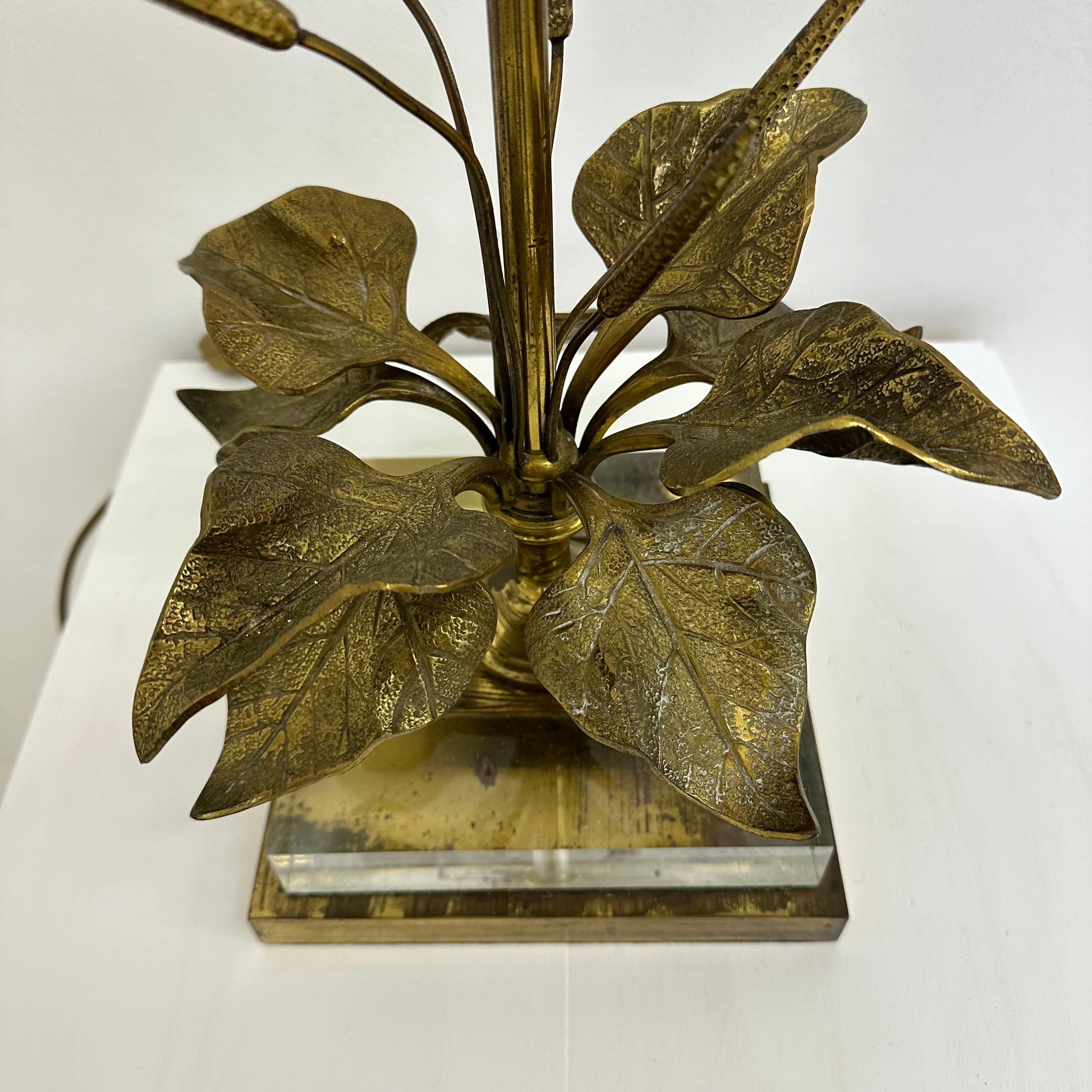 Lampe de table Hollywood Regency en lucite avec fleur en laiton, 1970 en vente 2