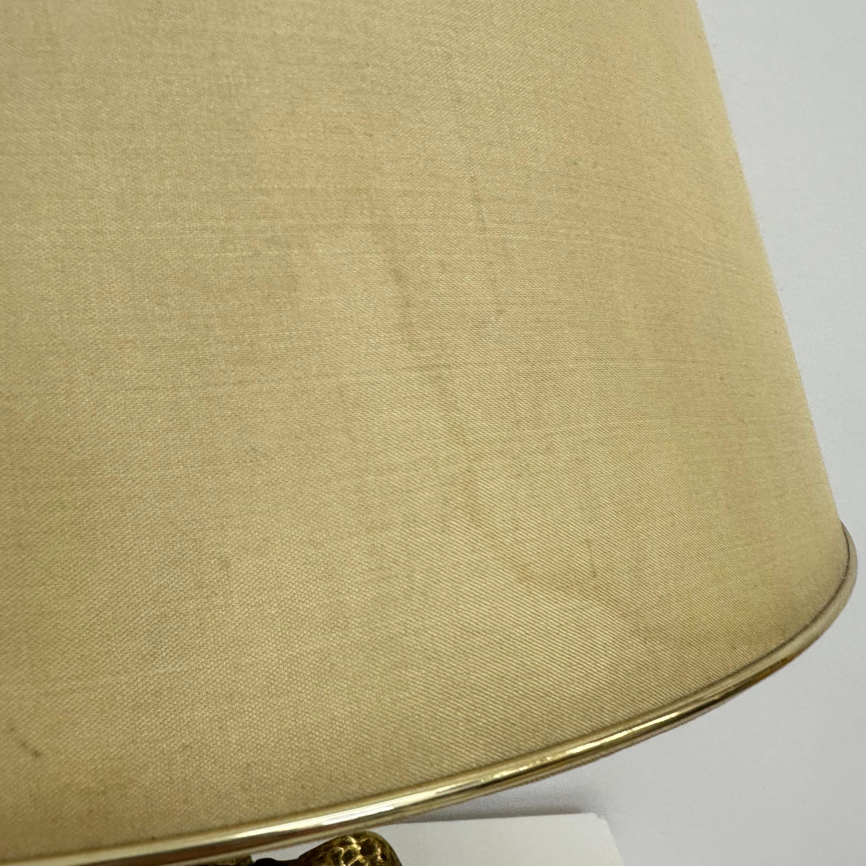 Lampe de table Hollywood Regency en lucite avec fleur en laiton, 1970 en vente 1