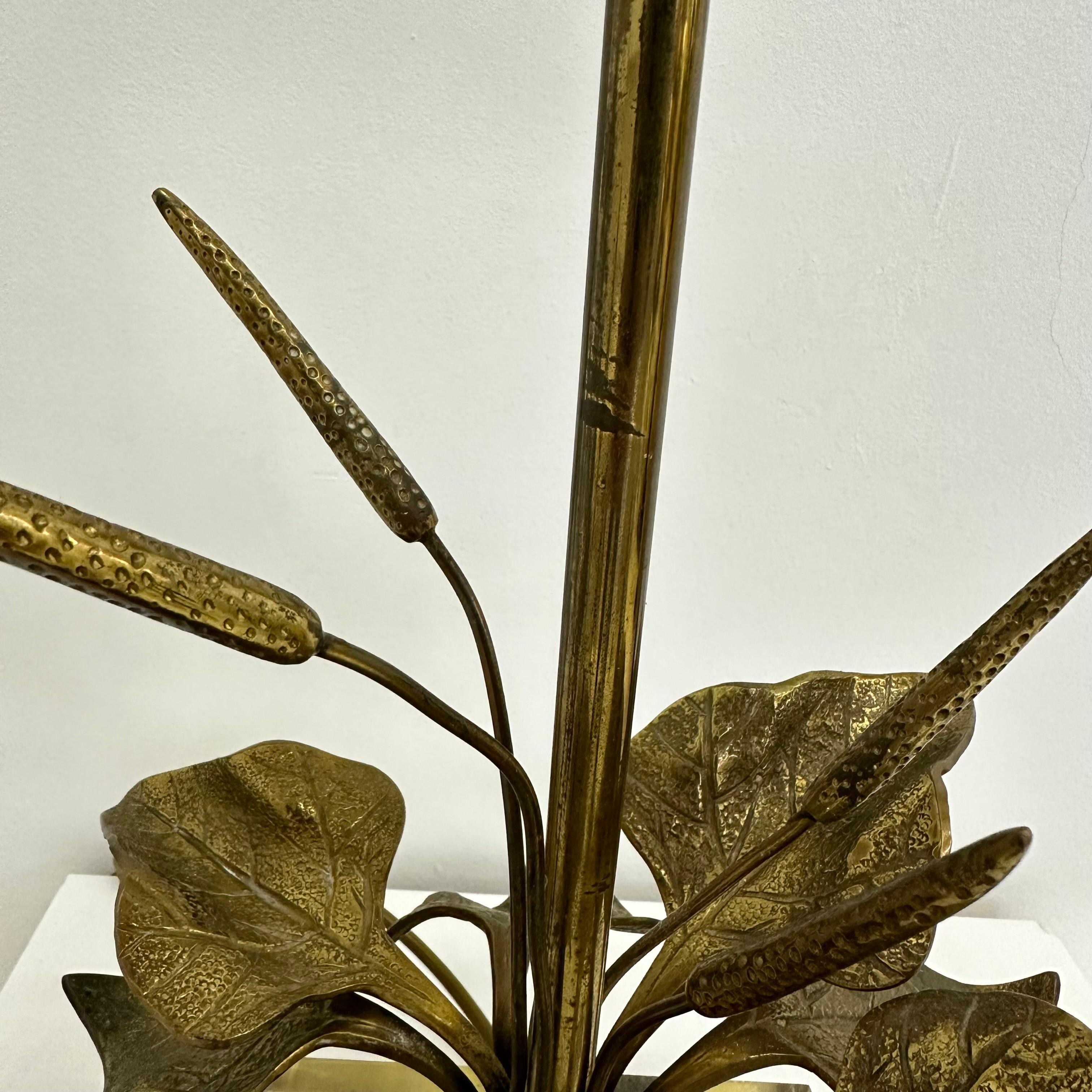 Lampe de table Hollywood Regency en lucite avec fleur en laiton, 1970 en vente 3