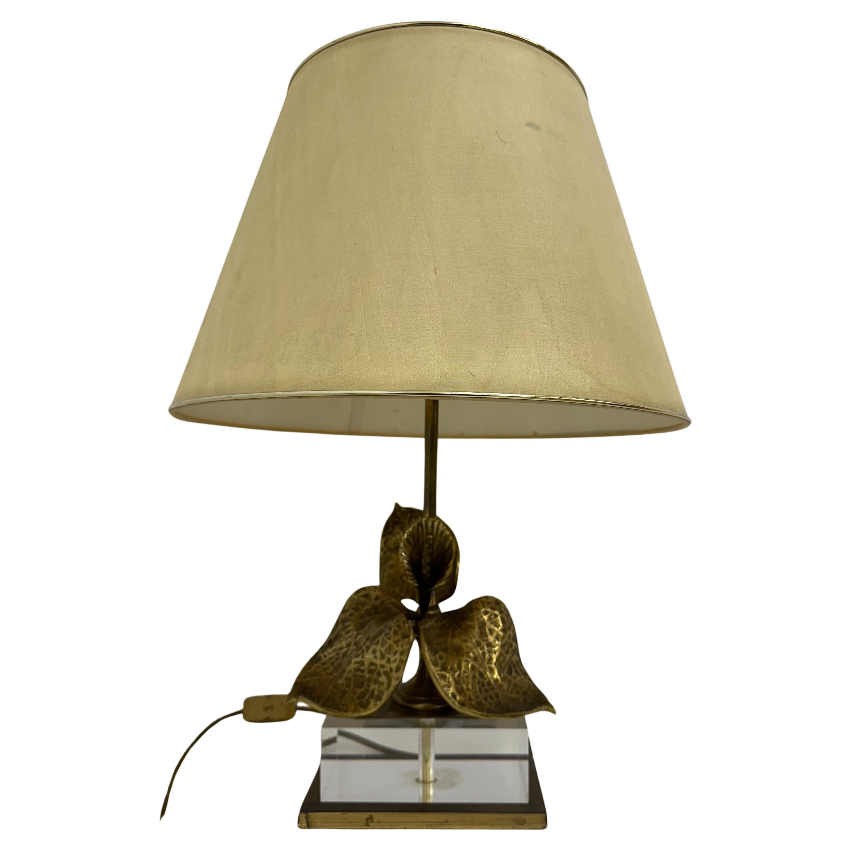 Hollywood regency design table lamp lucite with brass flower , 1970s