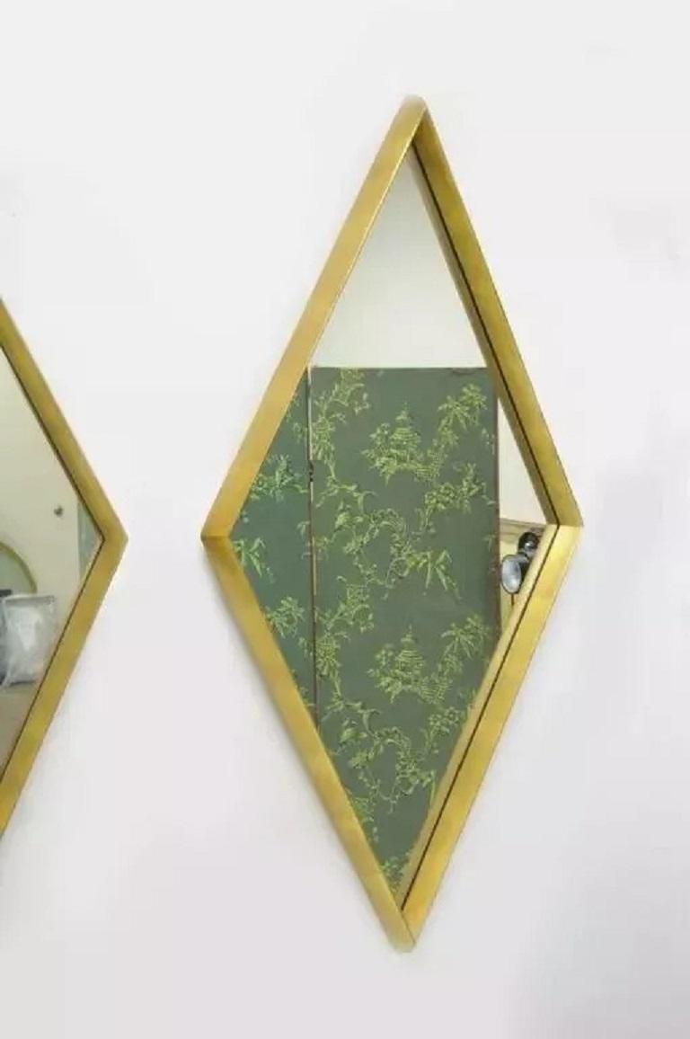 Paire de miroirs muraux vintage en forme de diamant avec cadre en bois profond et feuille d'or, attribués à Labarge. L'objet présente des cadres profonds en bois façonné et une finition originale à la feuille d'or antiquée. Circa Mid 20th Century.
