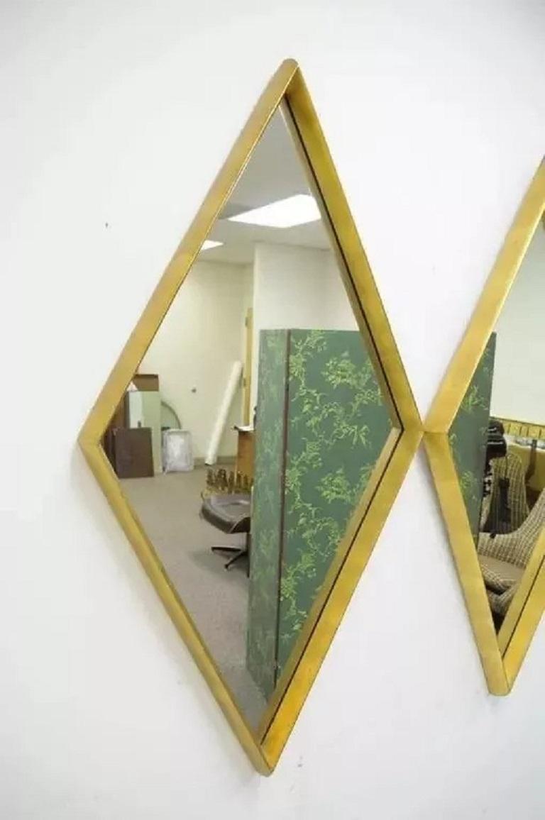 Inconnu Paire de miroirs muraux Hollywood Regency avec cadre en bois profond en forme de diamant et feuille d'or en vente