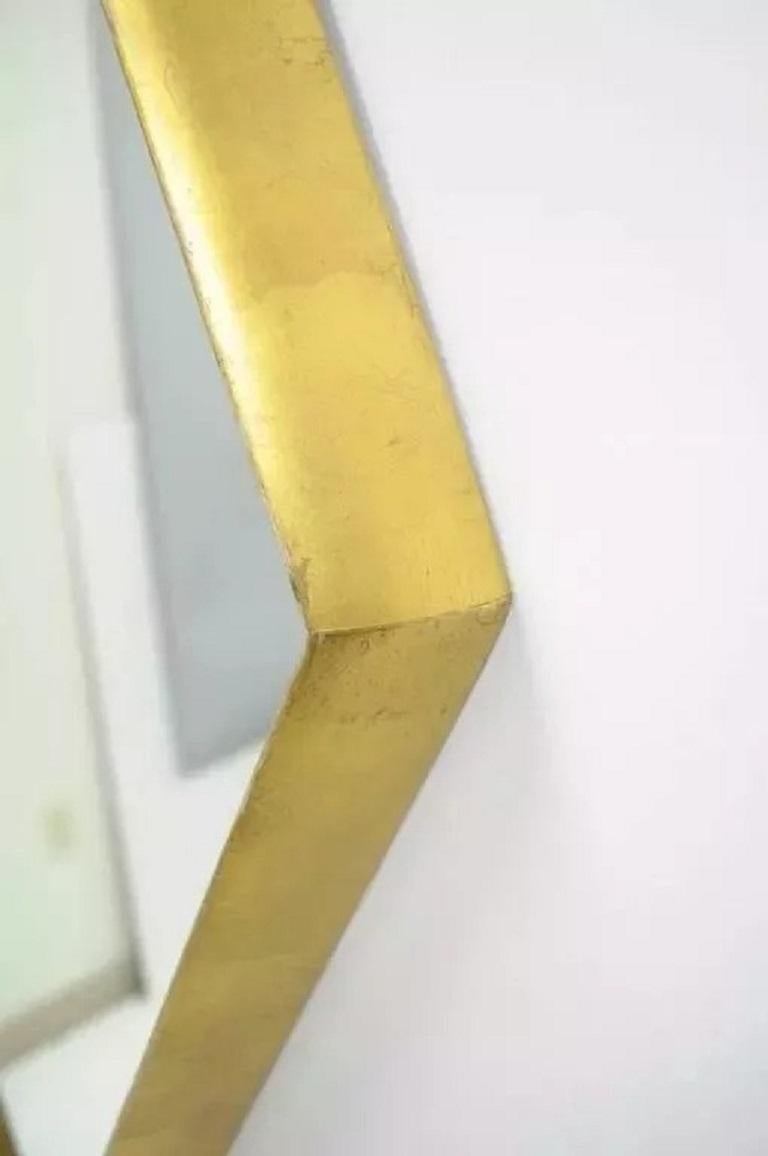 20ième siècle Paire de miroirs muraux Hollywood Regency avec cadre en bois profond en forme de diamant et feuille d'or en vente