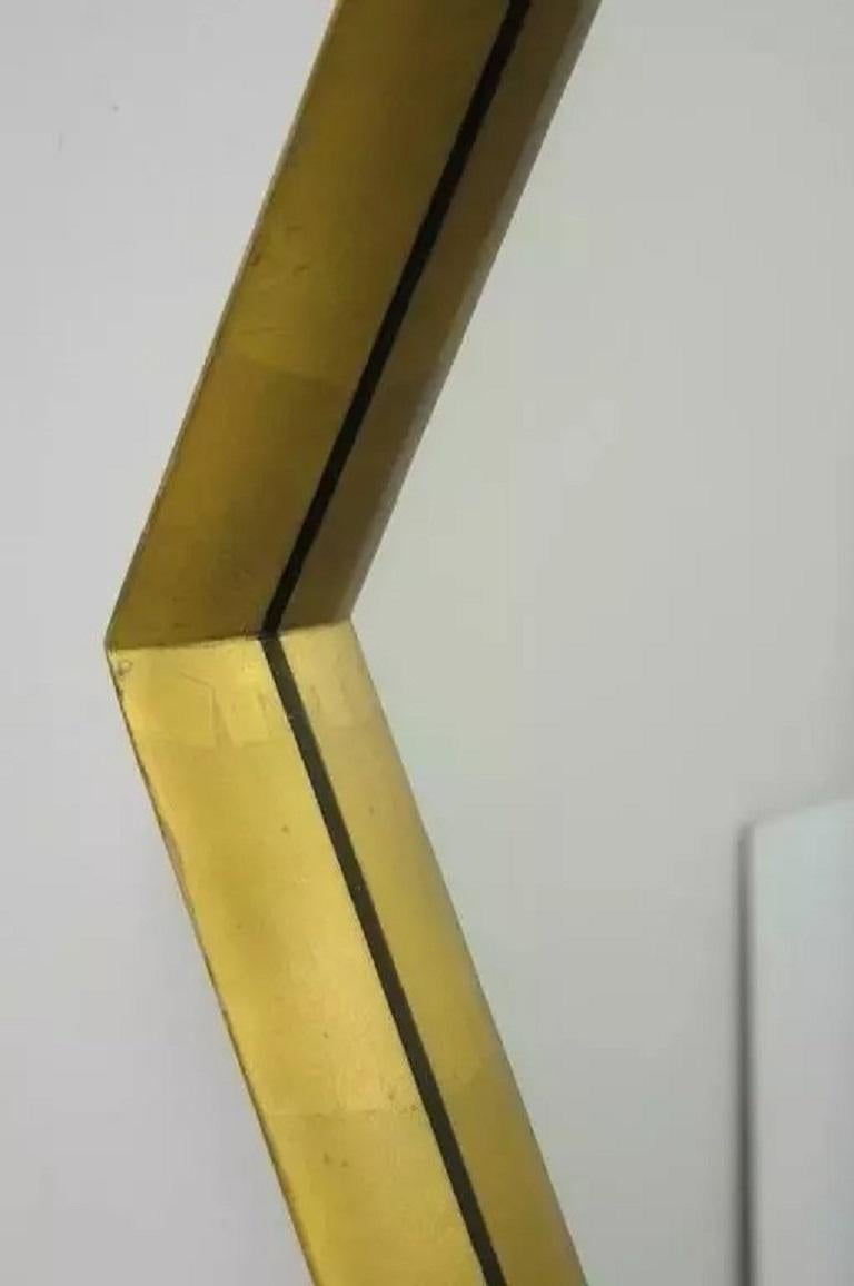 Miroir Paire de miroirs muraux Hollywood Regency avec cadre en bois profond en forme de diamant et feuille d'or en vente