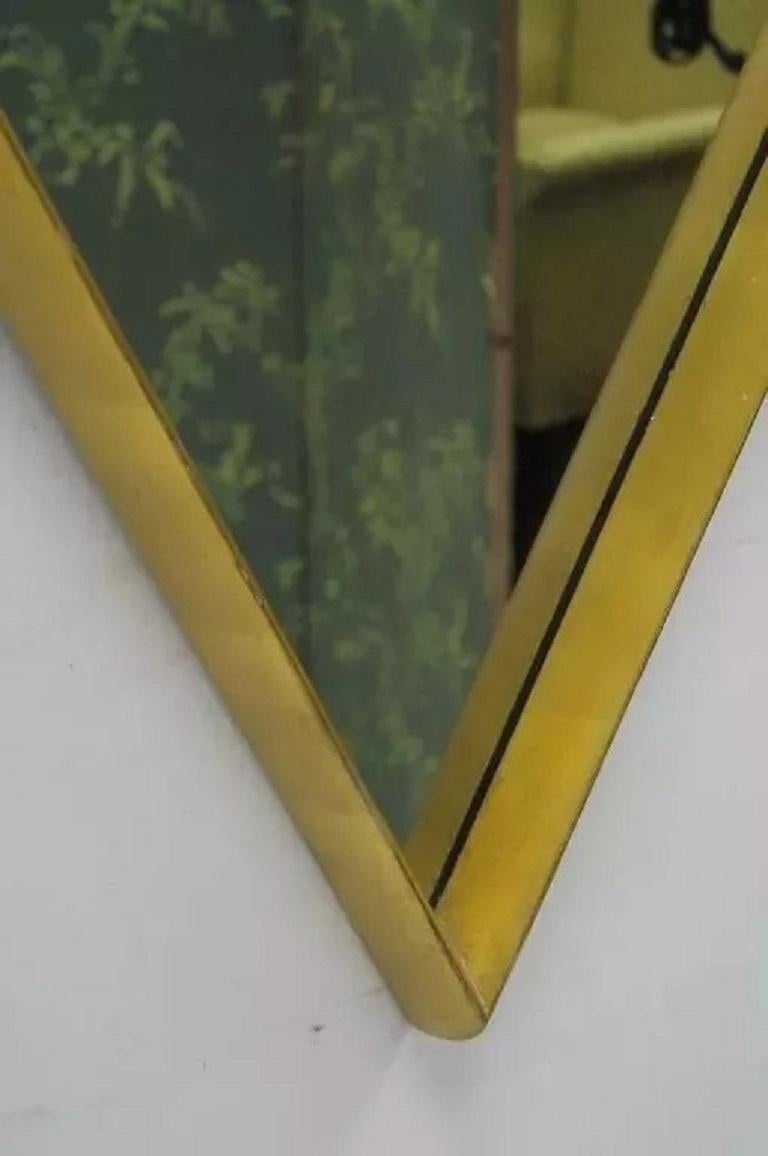 Paire de miroirs muraux Hollywood Regency avec cadre en bois profond en forme de diamant et feuille d'or en vente 1