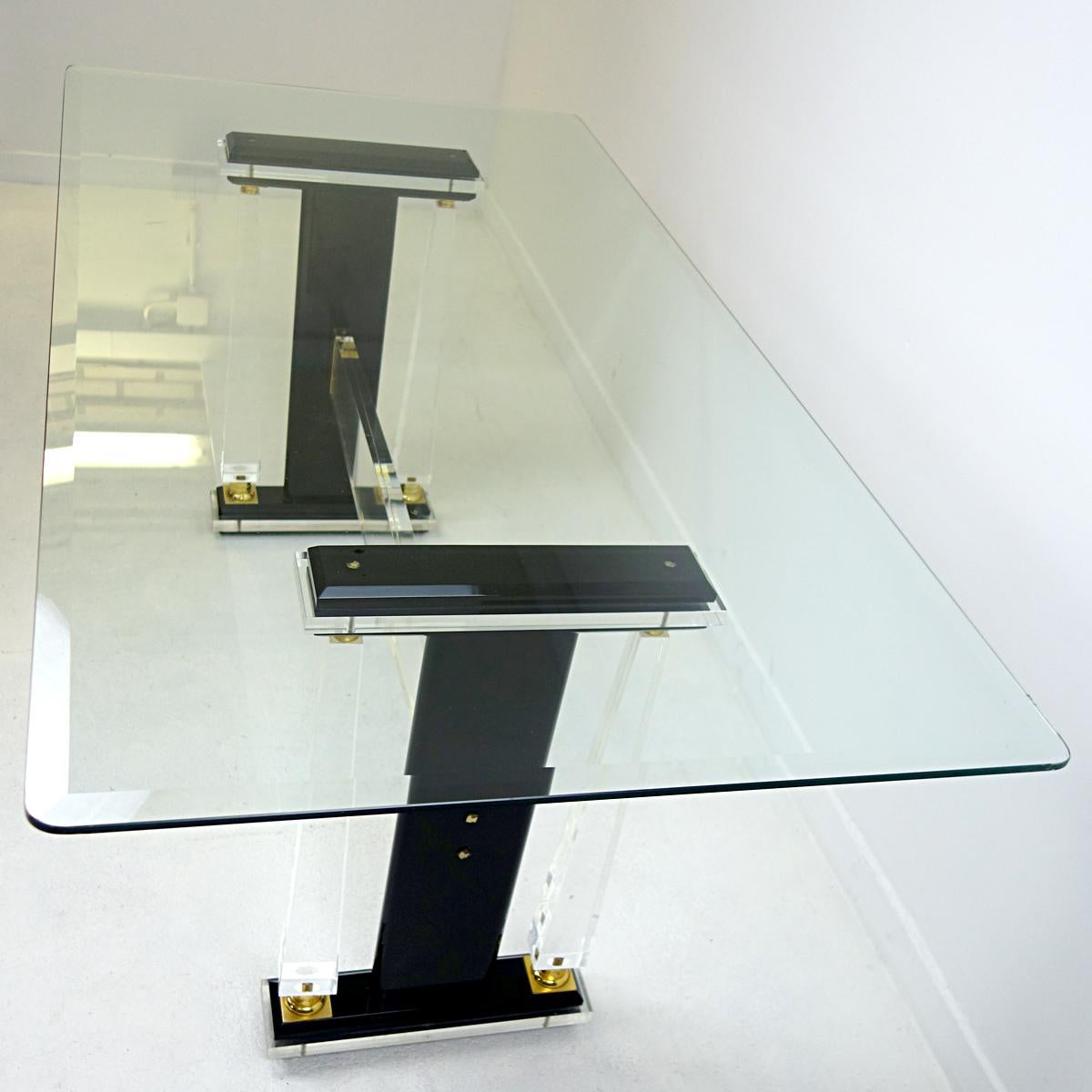 Hollywood Regency Dining Table in Glass and Plexiglass with Brass Details In Good Condition In Doornspijk, NL